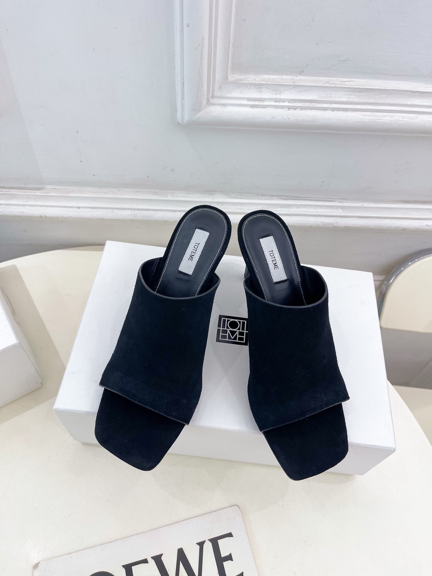 Toteme 2025春夏新品 方头复古拖鞋
—————————
作为这两年最受欢迎的设计师牌，设计简单
