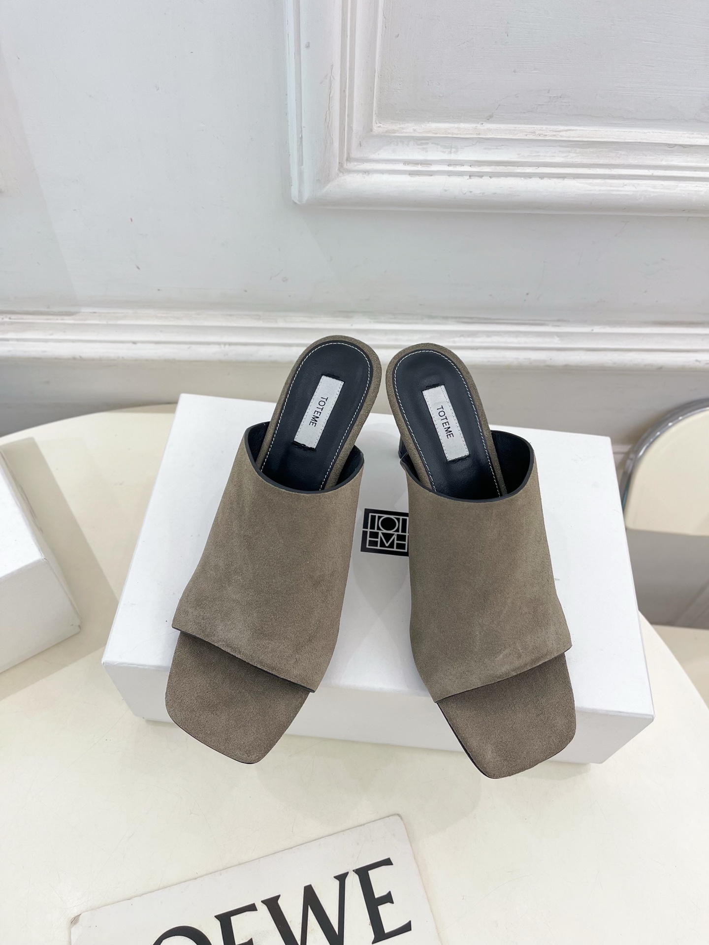 Toteme 2025春夏新品 方头复古拖鞋
—————————
作为这两年最受欢迎的设计师牌，设计简单