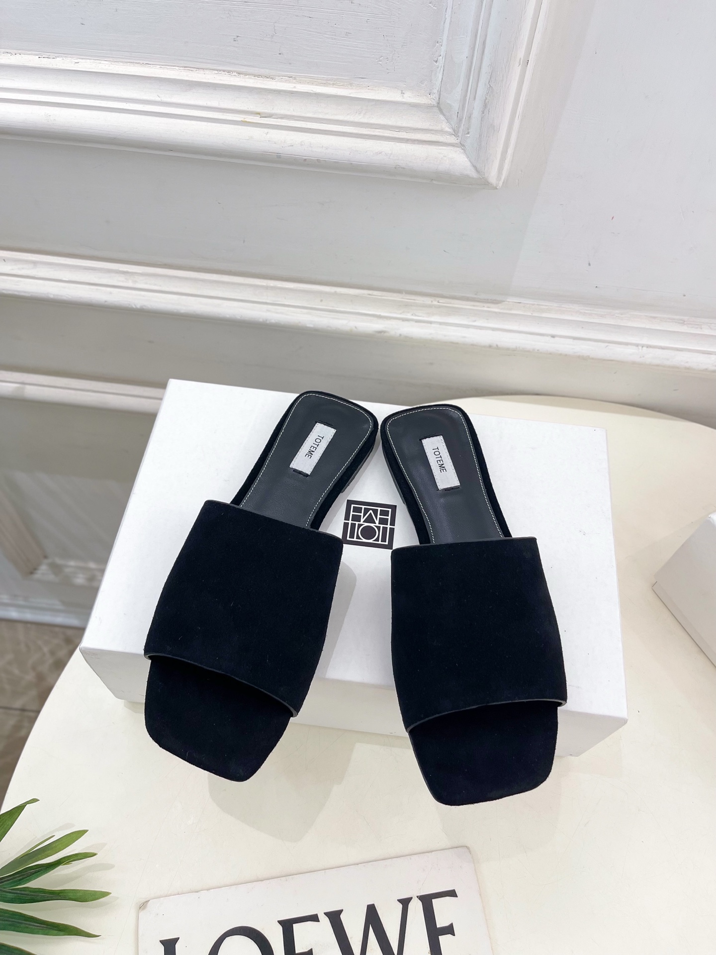 Toteme 2025春夏新品 方头复古拖鞋
—————————
作为这两年最受欢迎的设计师牌，设计简单