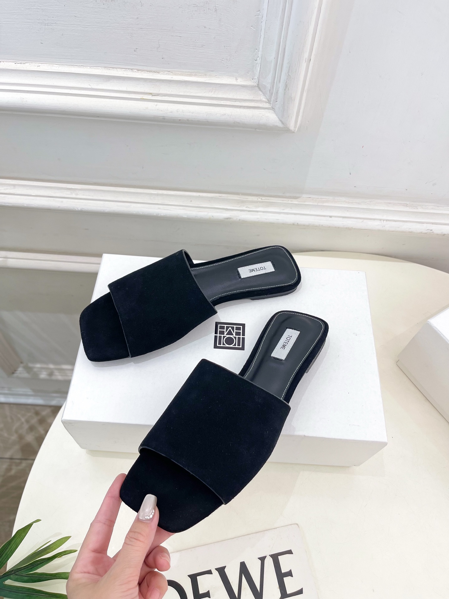 Toteme 2025春夏新品 方头复古拖鞋
—————————
作为这两年最受欢迎的设计师牌，设计简单