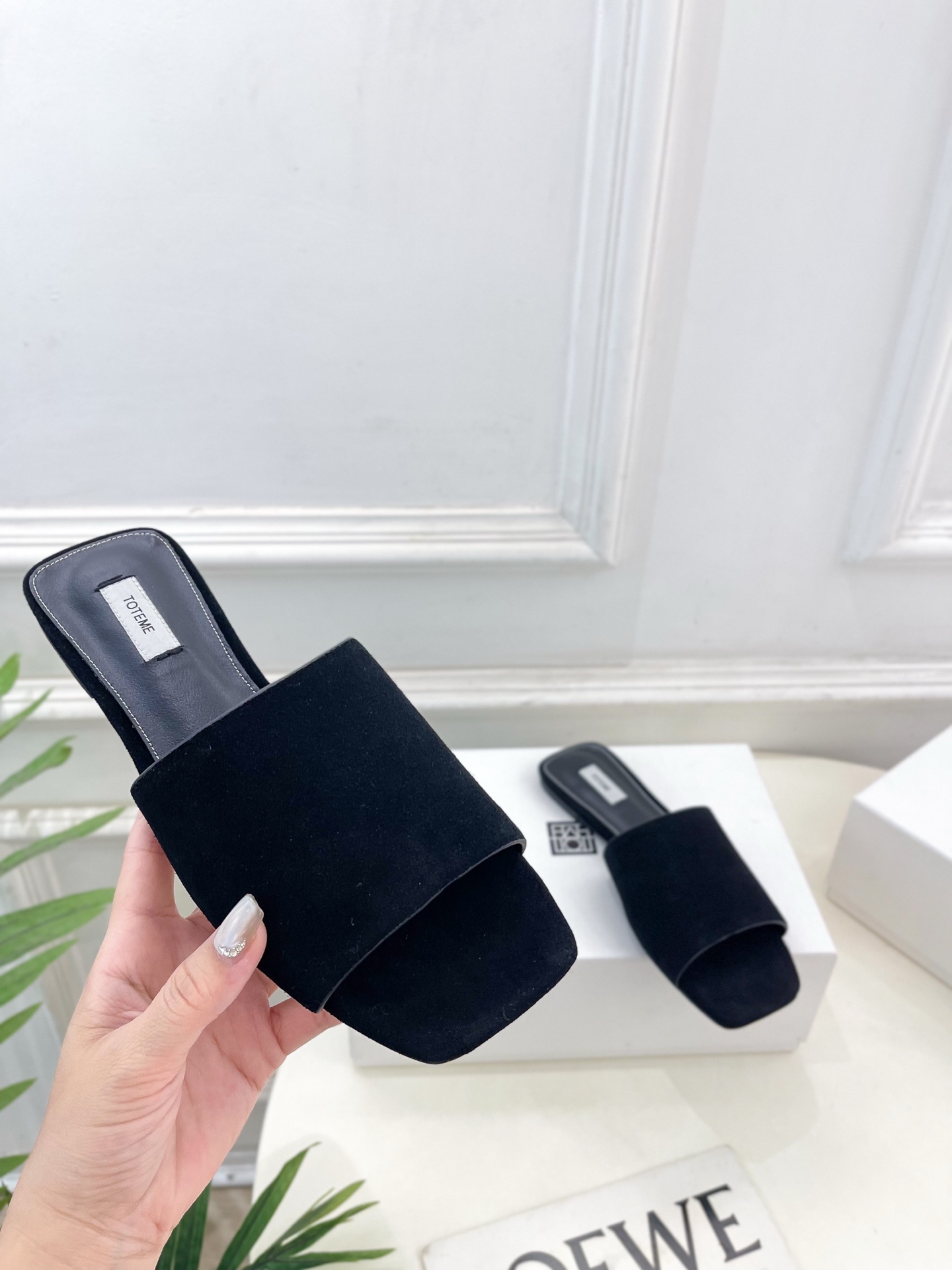Toteme 2025春夏新品 方头复古拖鞋
—————————
作为这两年最受欢迎的设计师牌，设计简单