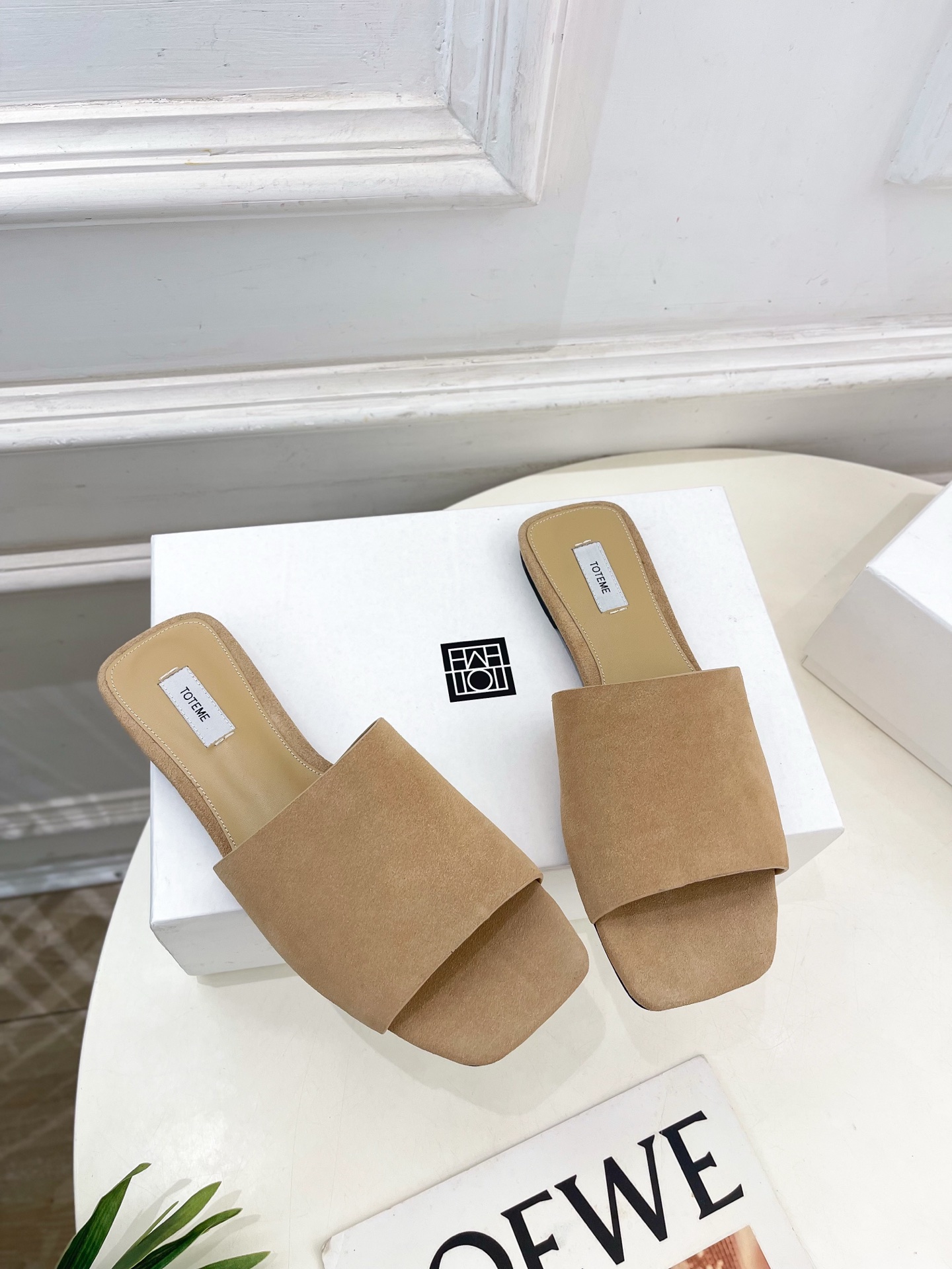 Toteme 2025春夏新品 方头复古拖鞋
—————————
作为这两年最受欢迎的设计师牌，设计简单