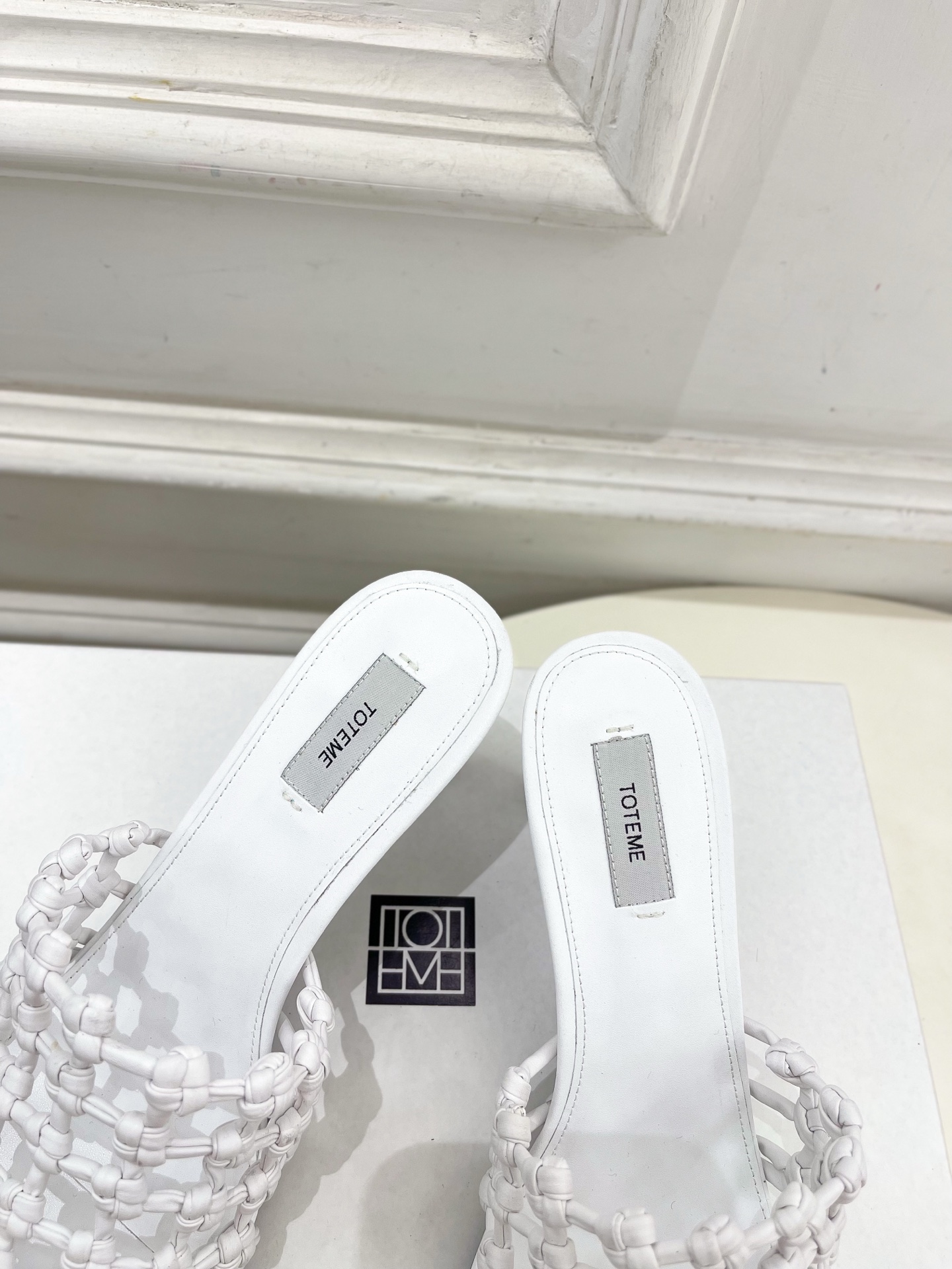 Toteme 2025春夏新品 方头编织拖鞋
—————————
作为这两年最受欢迎的设计师牌，设计简单
