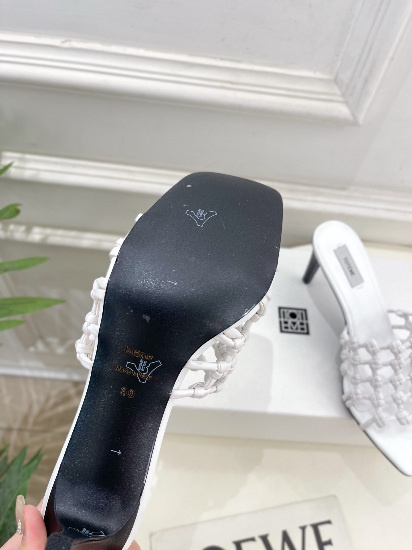 Toteme 2025春夏新品 方头编织拖鞋
—————————
作为这两年最受欢迎的设计师牌，设计简单