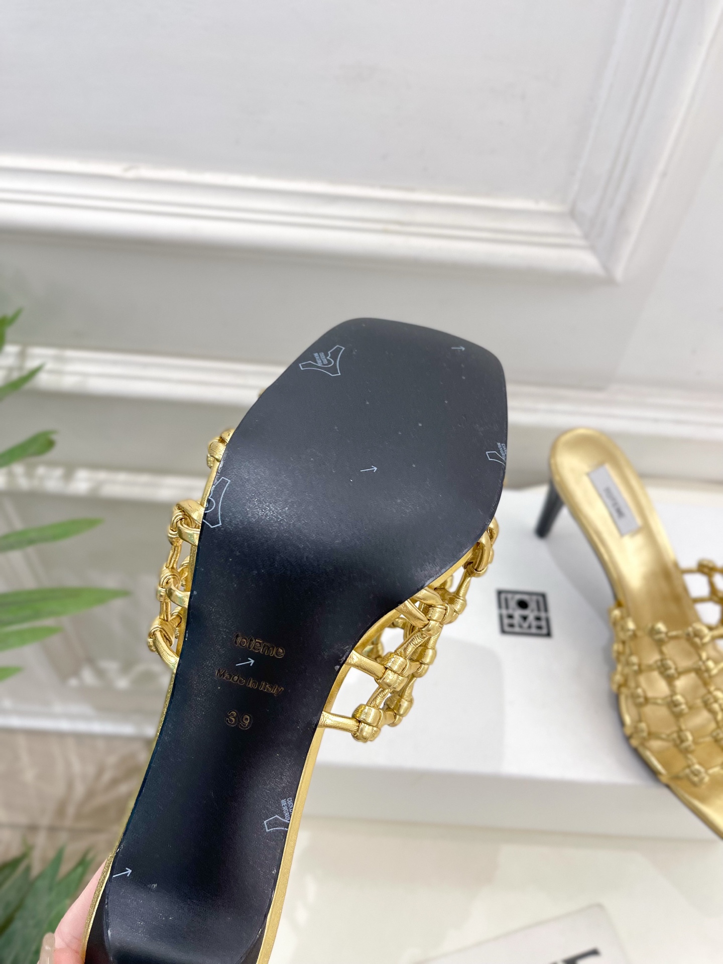 Toteme 2025春夏新品 方头编织拖鞋
—————————
作为这两年最受欢迎的设计师牌，设计简单