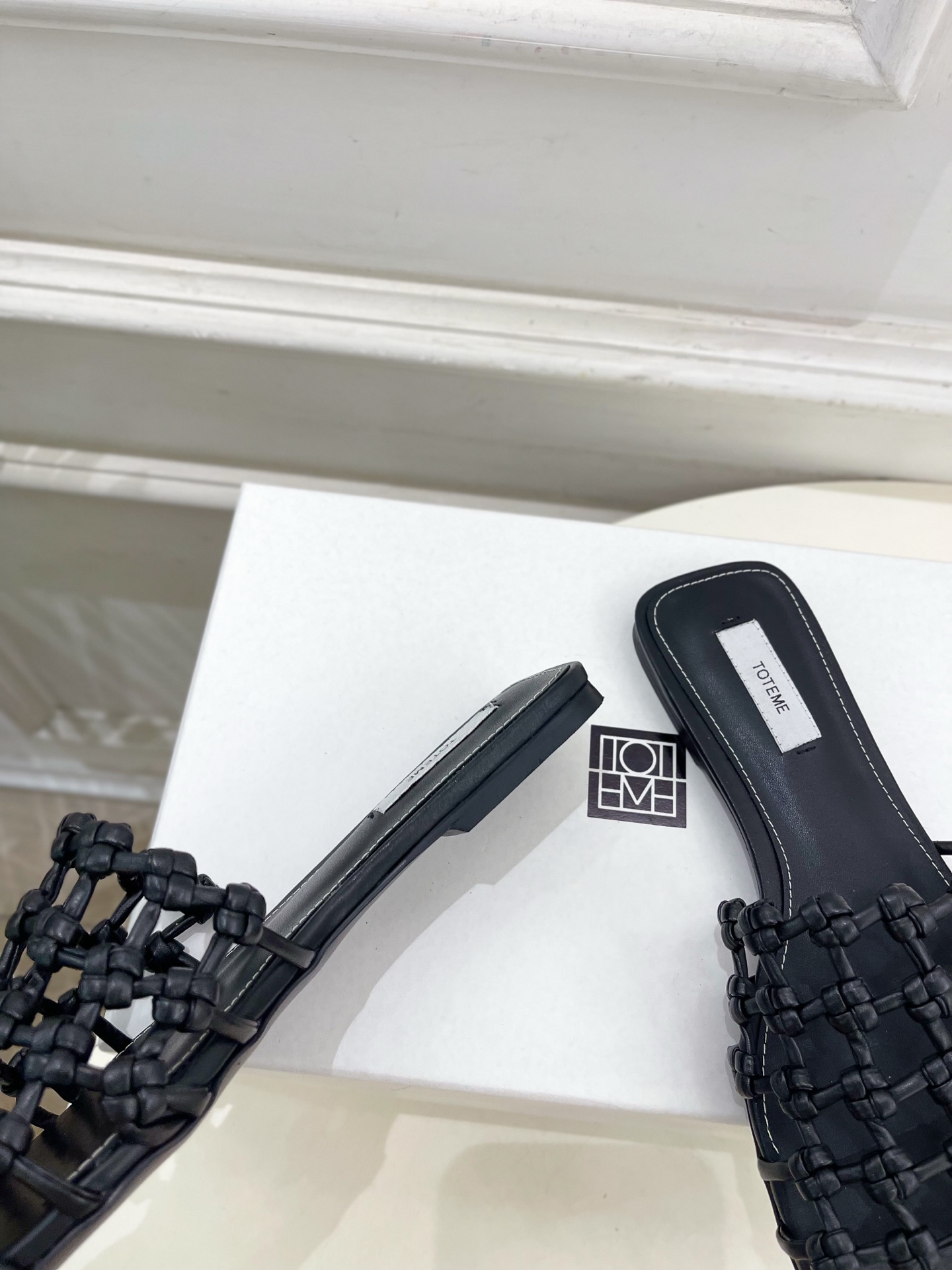 Toteme 2025春夏新品 方头编织拖鞋
—————————
作为这两年最受欢迎的设计师牌，设计简单