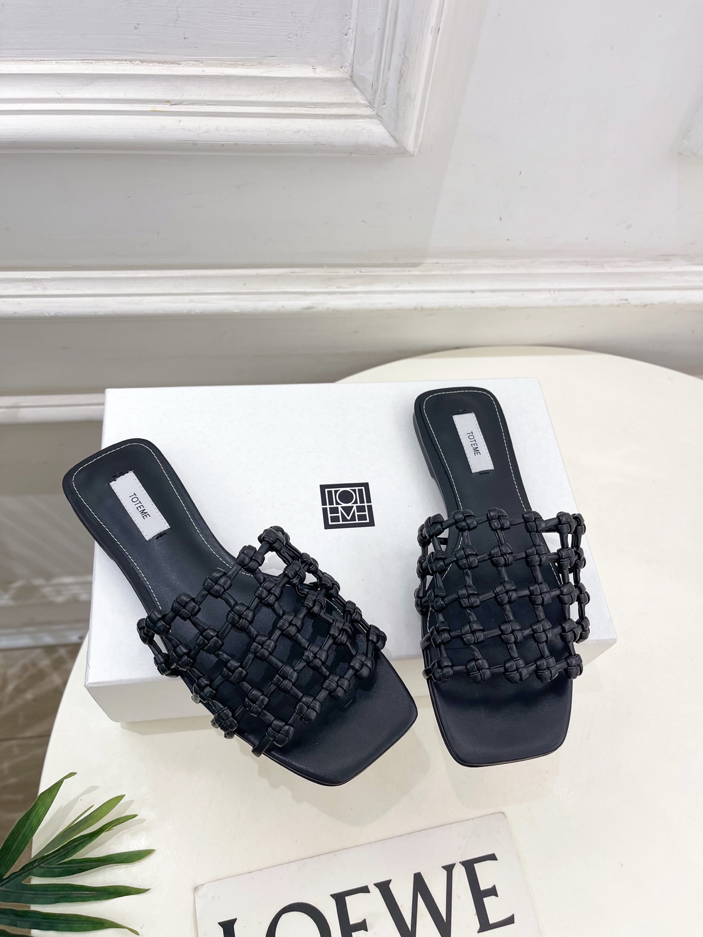 Toteme 2025春夏新品 方头编织拖鞋
—————————
作为这两年最受欢迎的设计师牌，设计简单