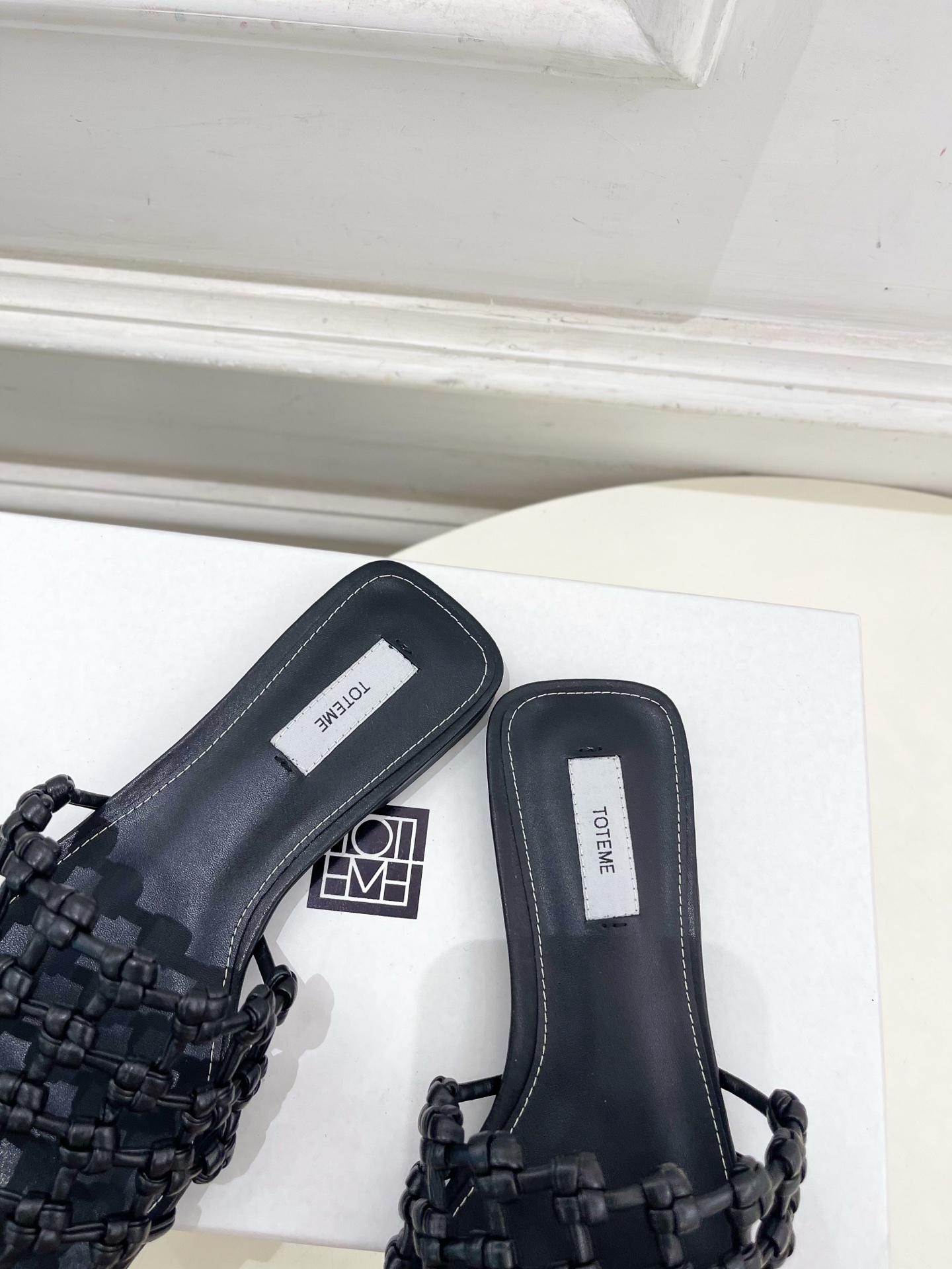 Toteme 2025春夏新品 方头编织拖鞋
—————————
作为这两年最受欢迎的设计师牌，设计简单