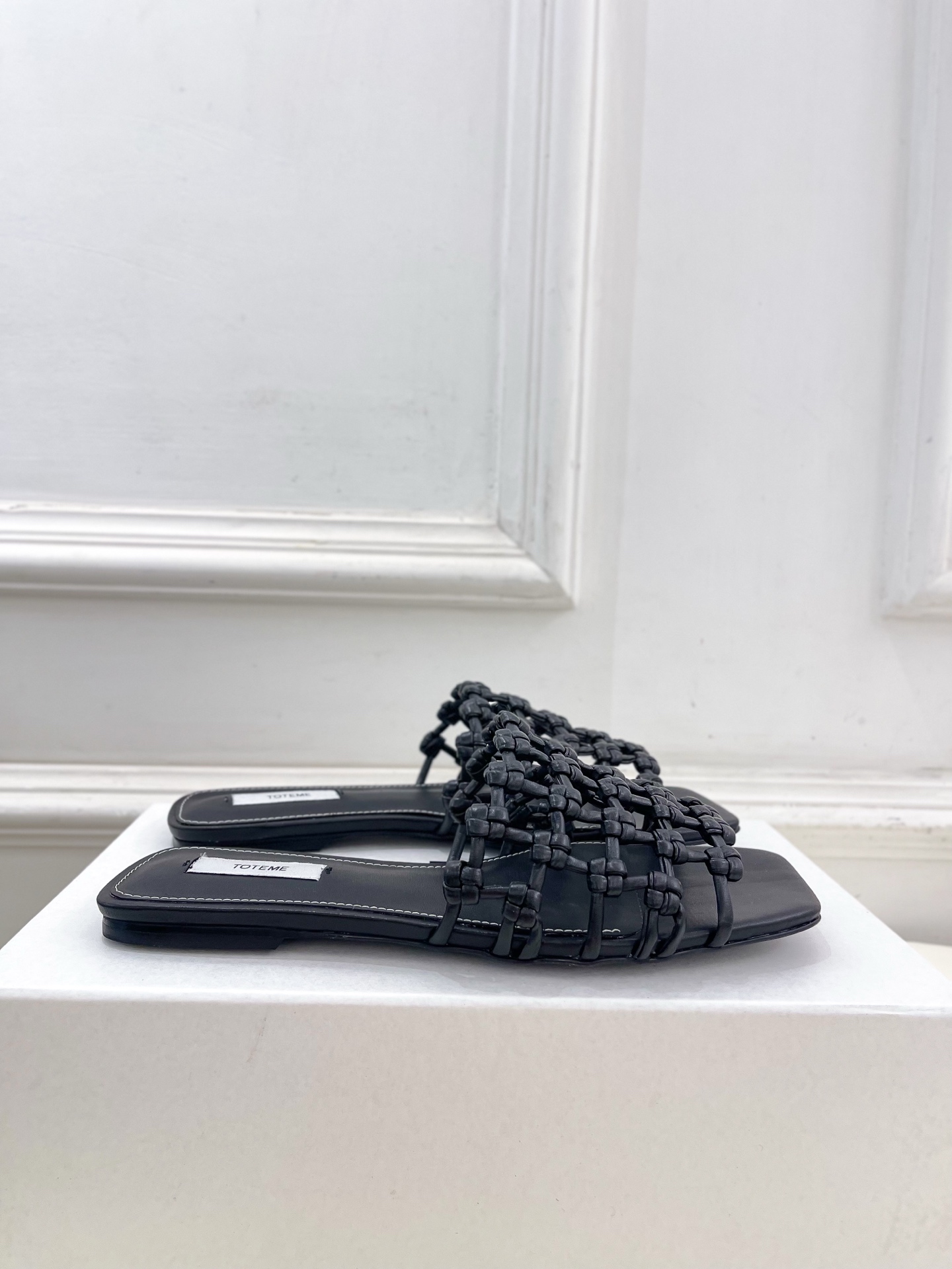 Toteme 2025春夏新品 方头编织拖鞋
—————————
作为这两年最受欢迎的设计师牌，设计简单