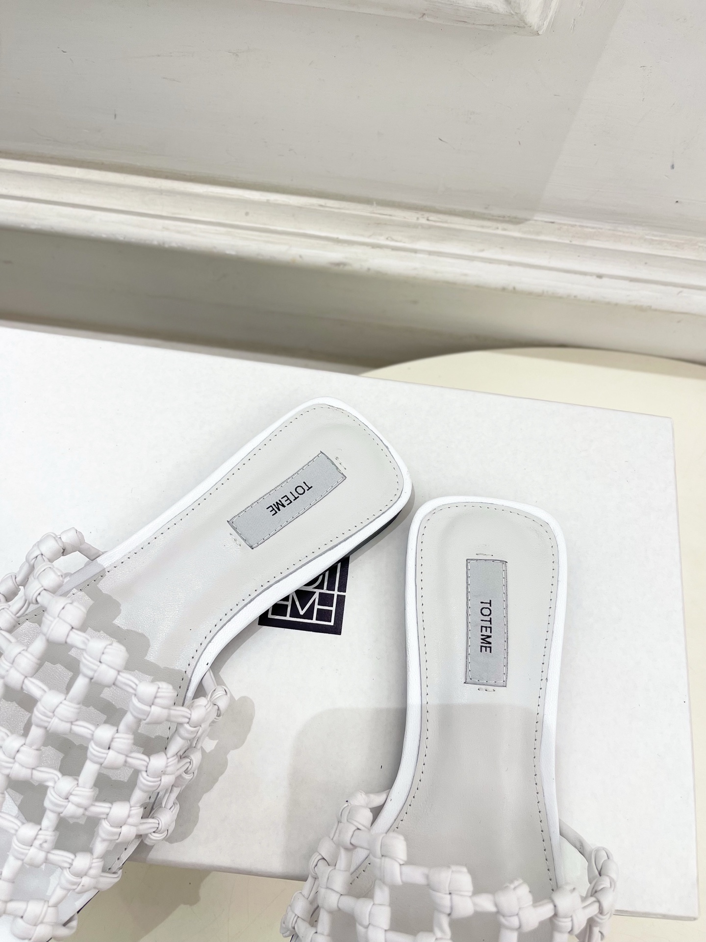 Toteme 2025春夏新品 方头编织拖鞋
—————————
作为这两年最受欢迎的设计师牌，设计简单