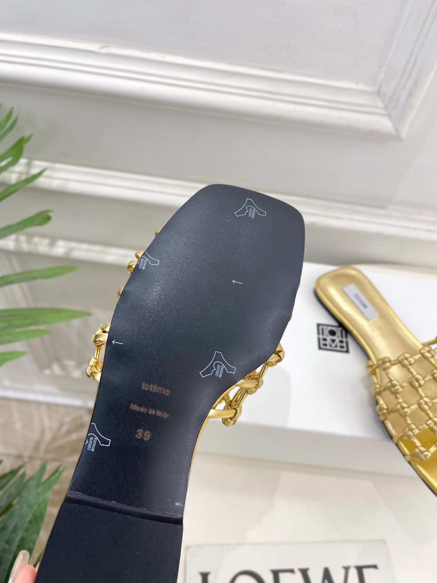 Toteme 2025春夏新品 方头编织拖鞋
—————————
作为这两年最受欢迎的设计师牌，设计简单