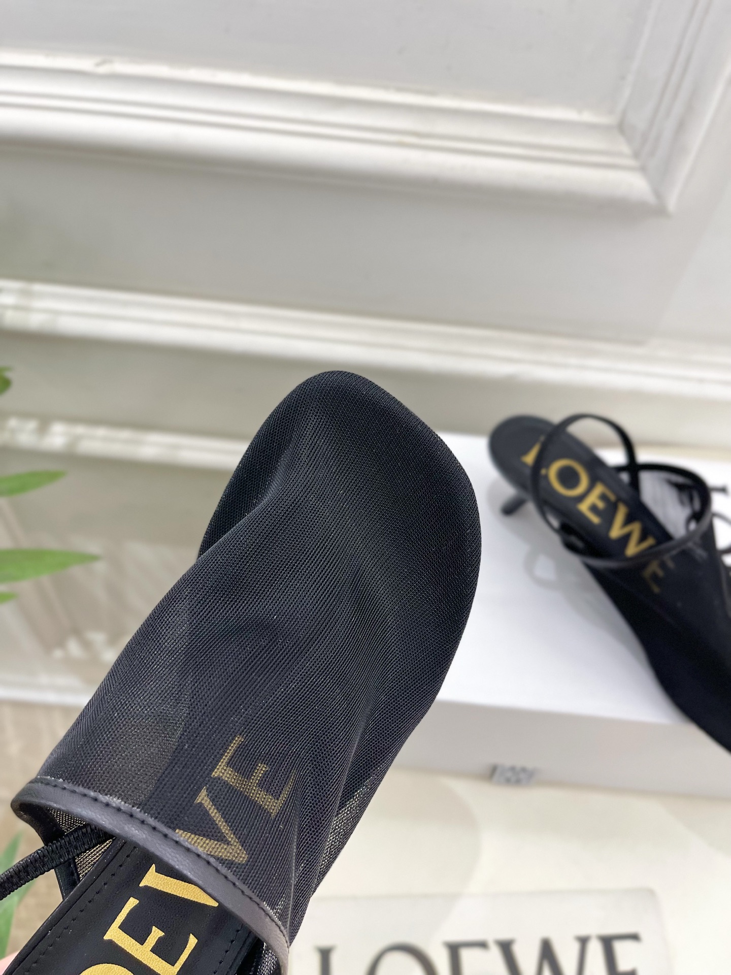 LOEWE 罗意威 2025春夏新品  冰丝网小猫跟半拖鞋
—————————
LOEWE作为这两年最受