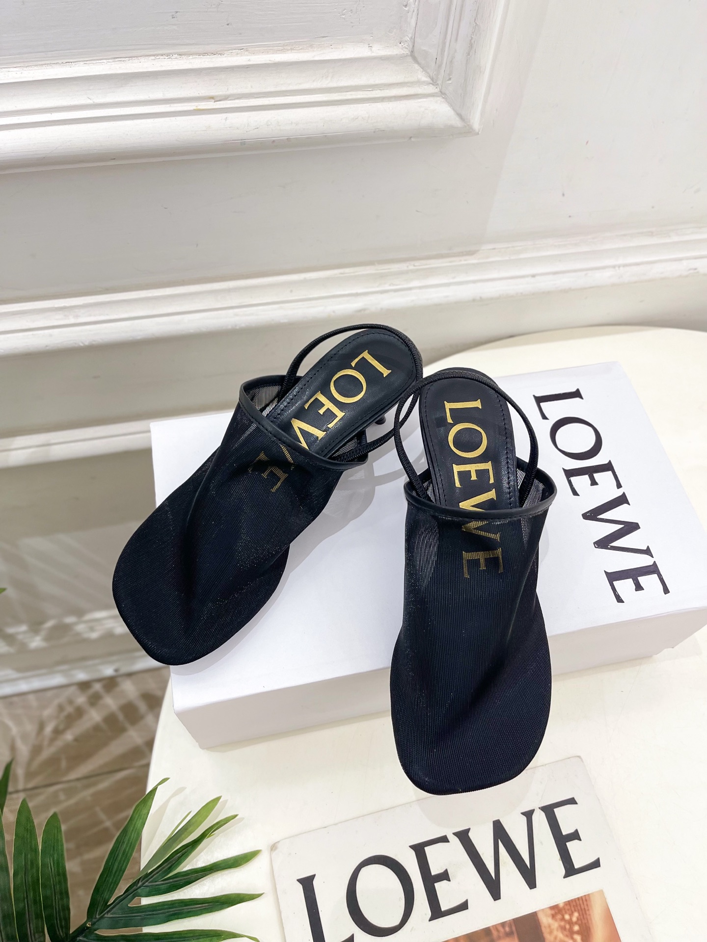 LOEWE 罗意威 2025春夏新品  冰丝网小猫跟半拖鞋
—————————
LOEWE作为这两年最受