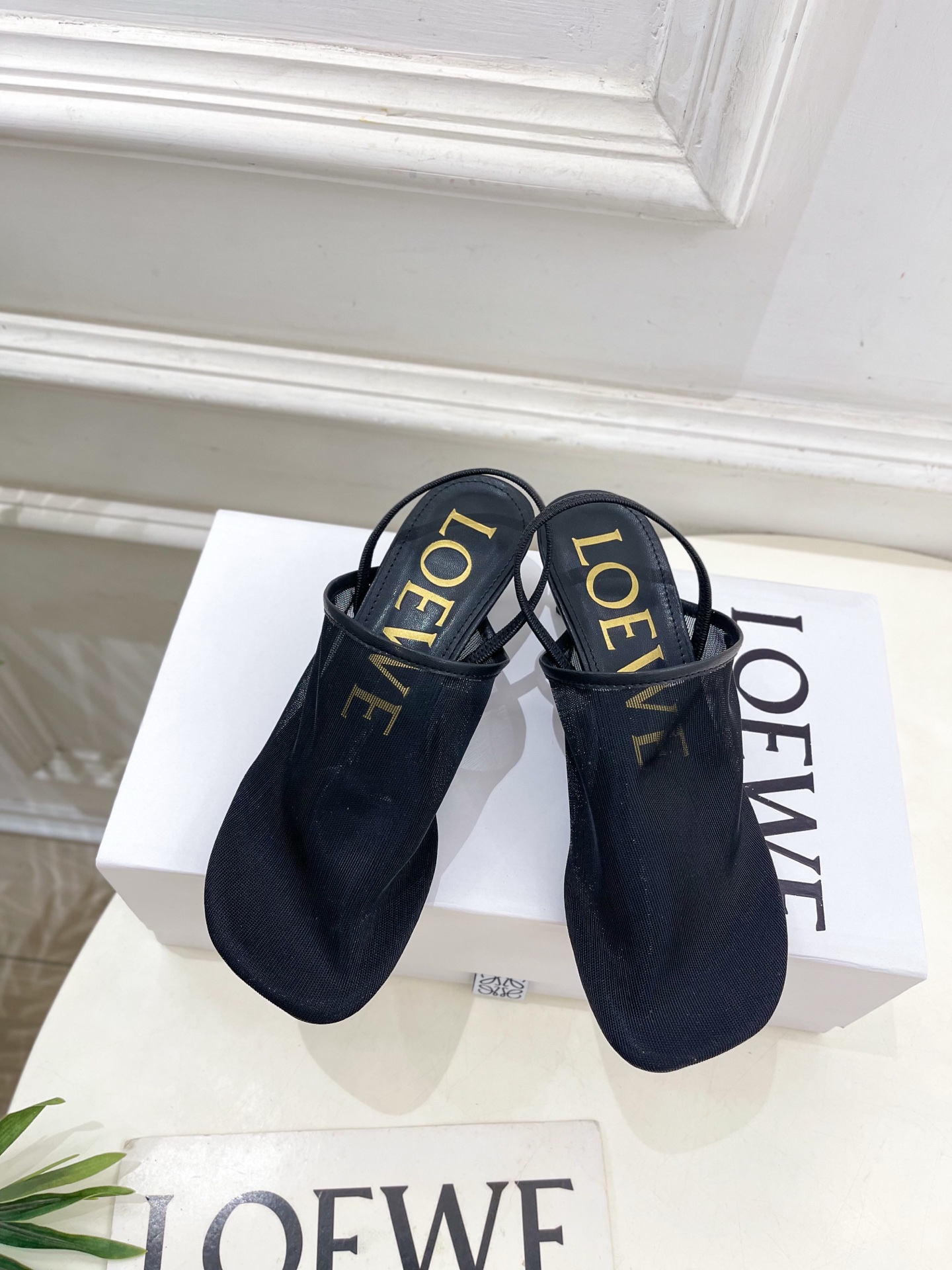 LOEWE 罗意威 2025春夏新品  冰丝网小猫跟半拖鞋
—————————
LOEWE作为这两年最受