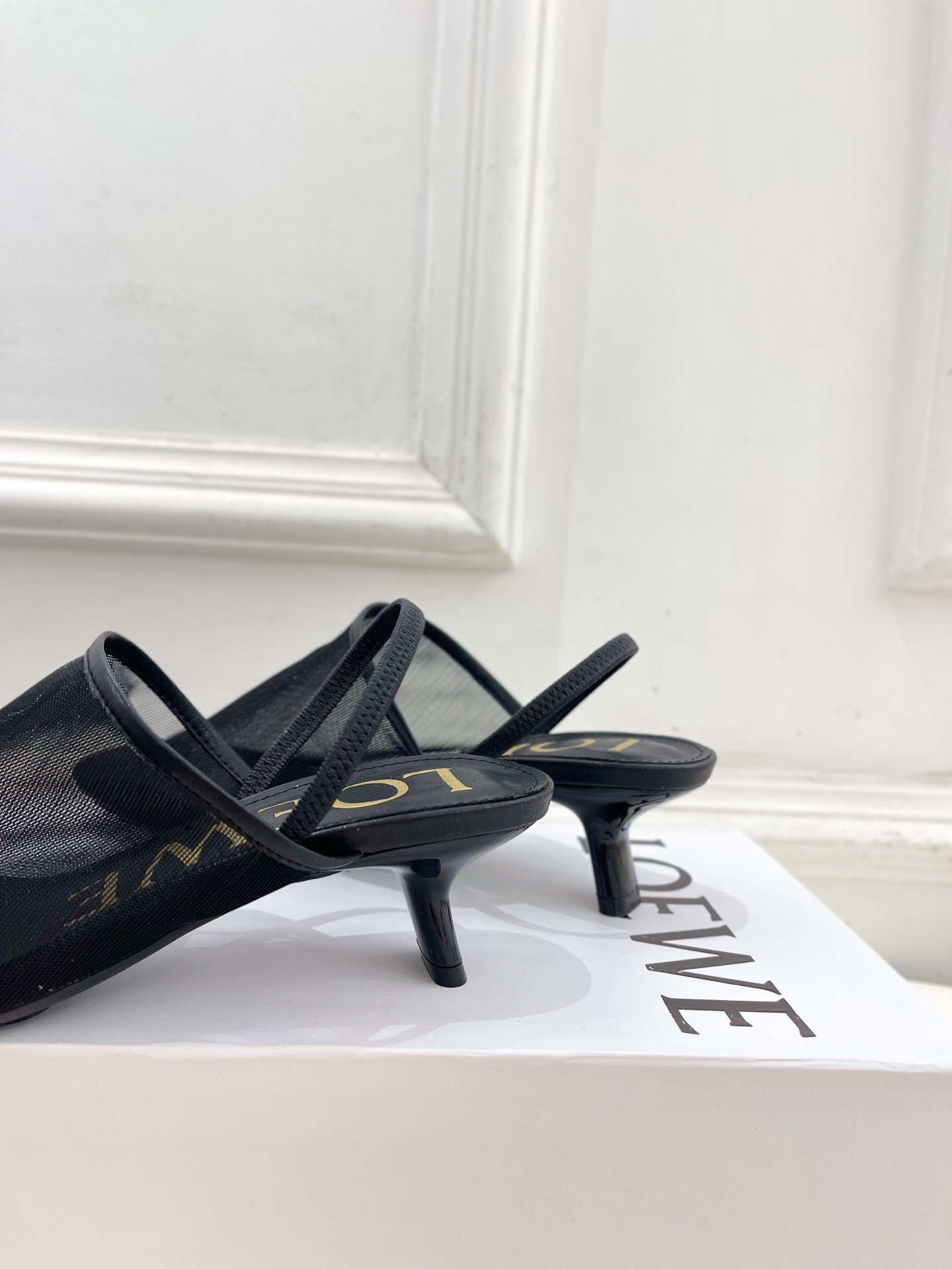 LOEWE 罗意威 2025春夏新品  冰丝网小猫跟半拖鞋
—————————
LOEWE作为这两年最受
