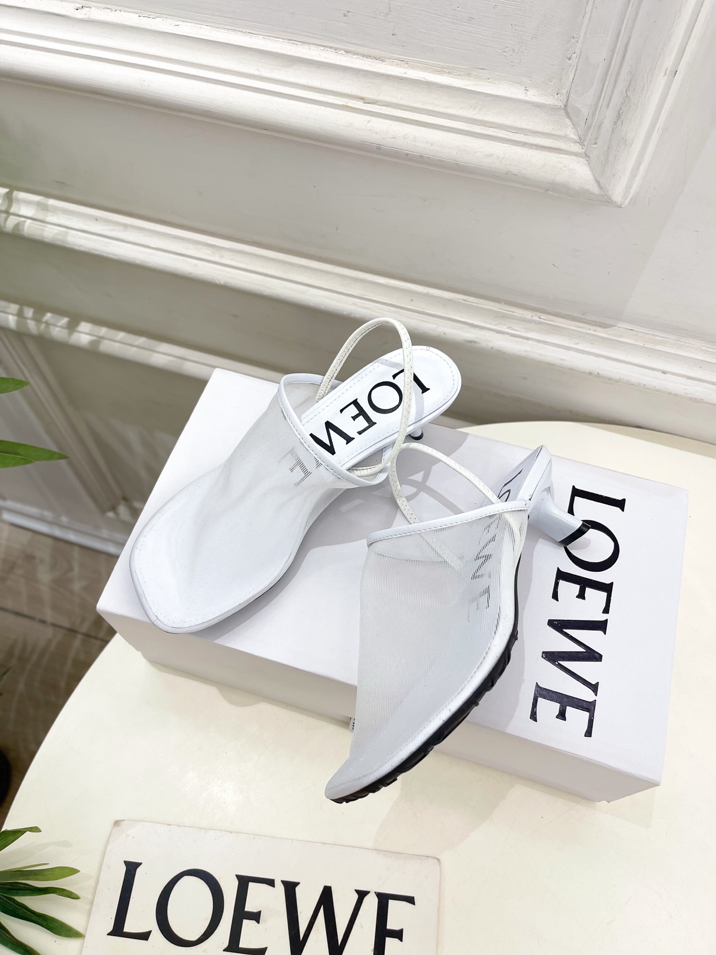 LOEWE 罗意威 2025春夏新品  冰丝网小猫跟半拖鞋
—————————
LOEWE作为这两年最受