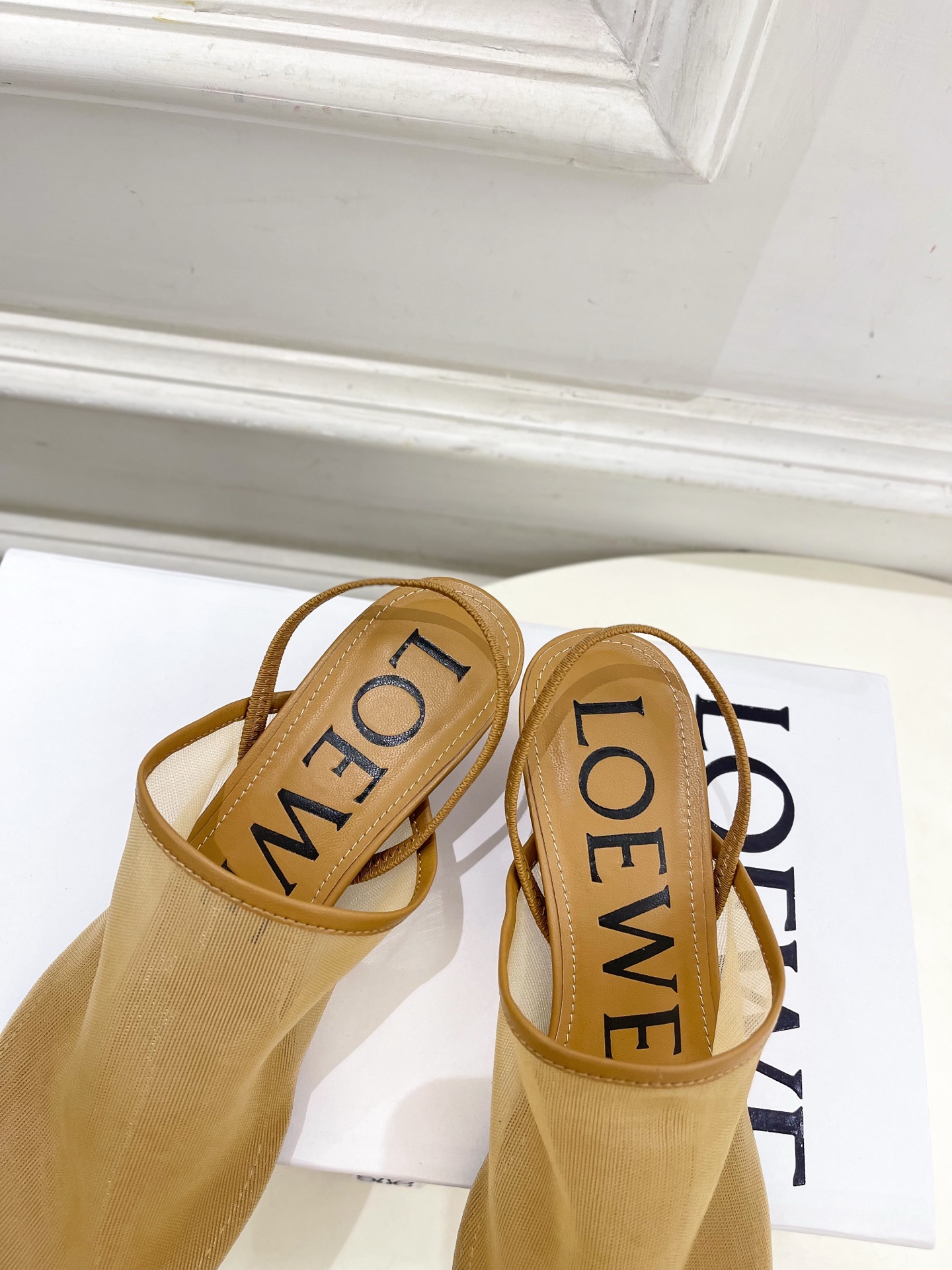 LOEWE 罗意威 2025春夏新品  冰丝网小猫跟半拖鞋
—————————
LOEWE作为这两年最受