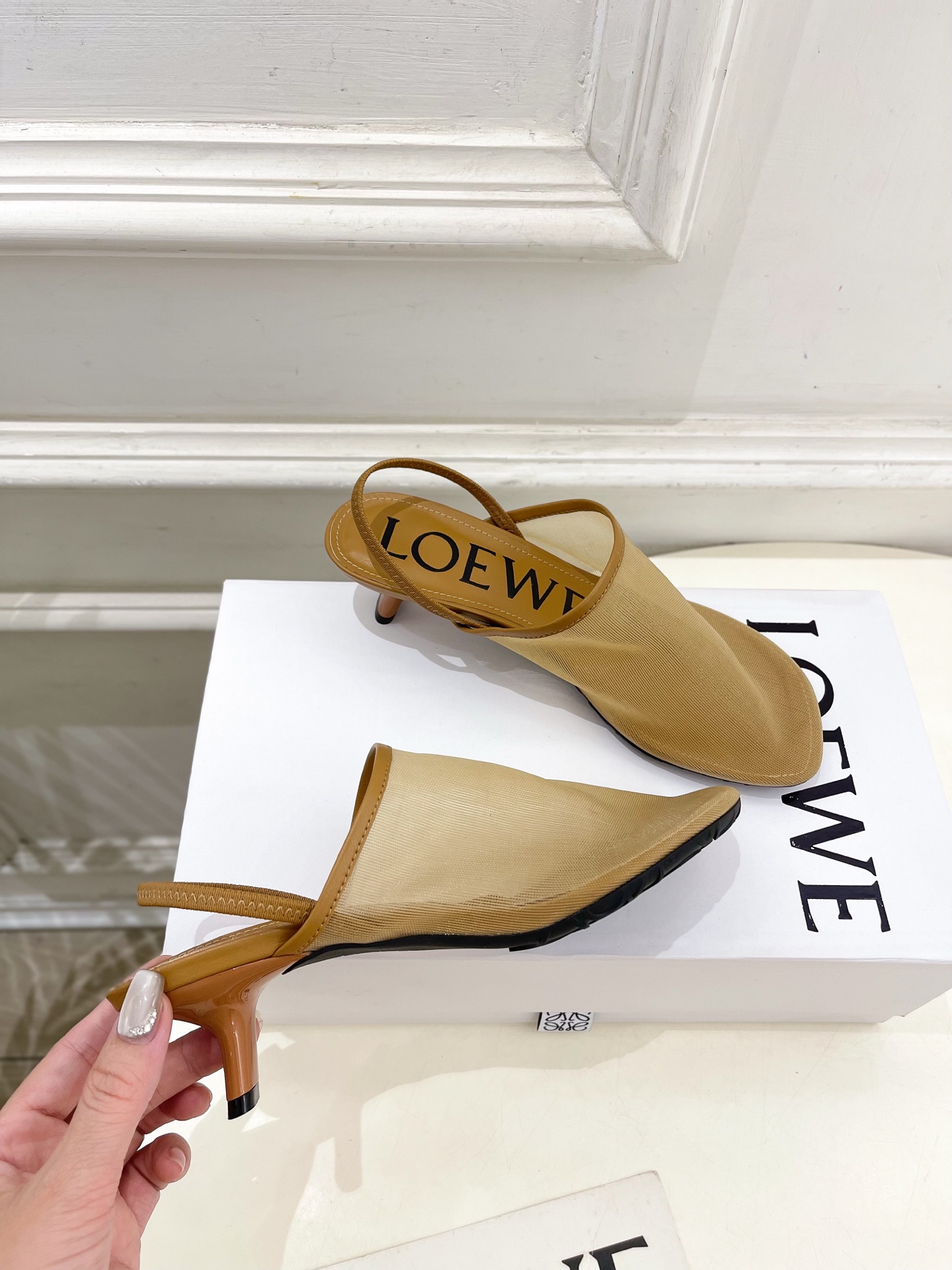 LOEWE 罗意威 2025春夏新品  冰丝网小猫跟半拖鞋
—————————
LOEWE作为这两年最受