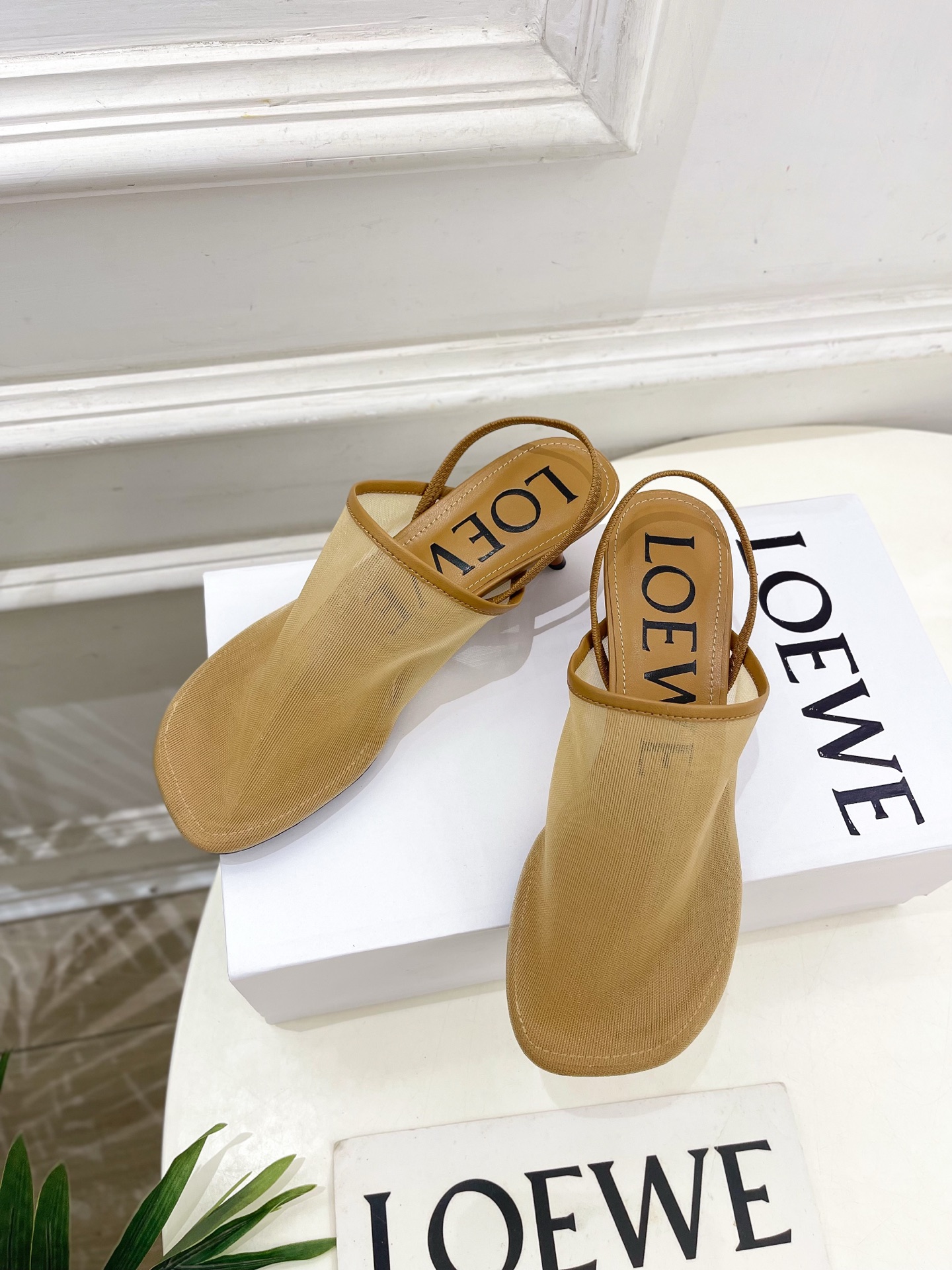 LOEWE 罗意威 2025春夏新品  冰丝网小猫跟半拖鞋
—————————
LOEWE作为这两年最受