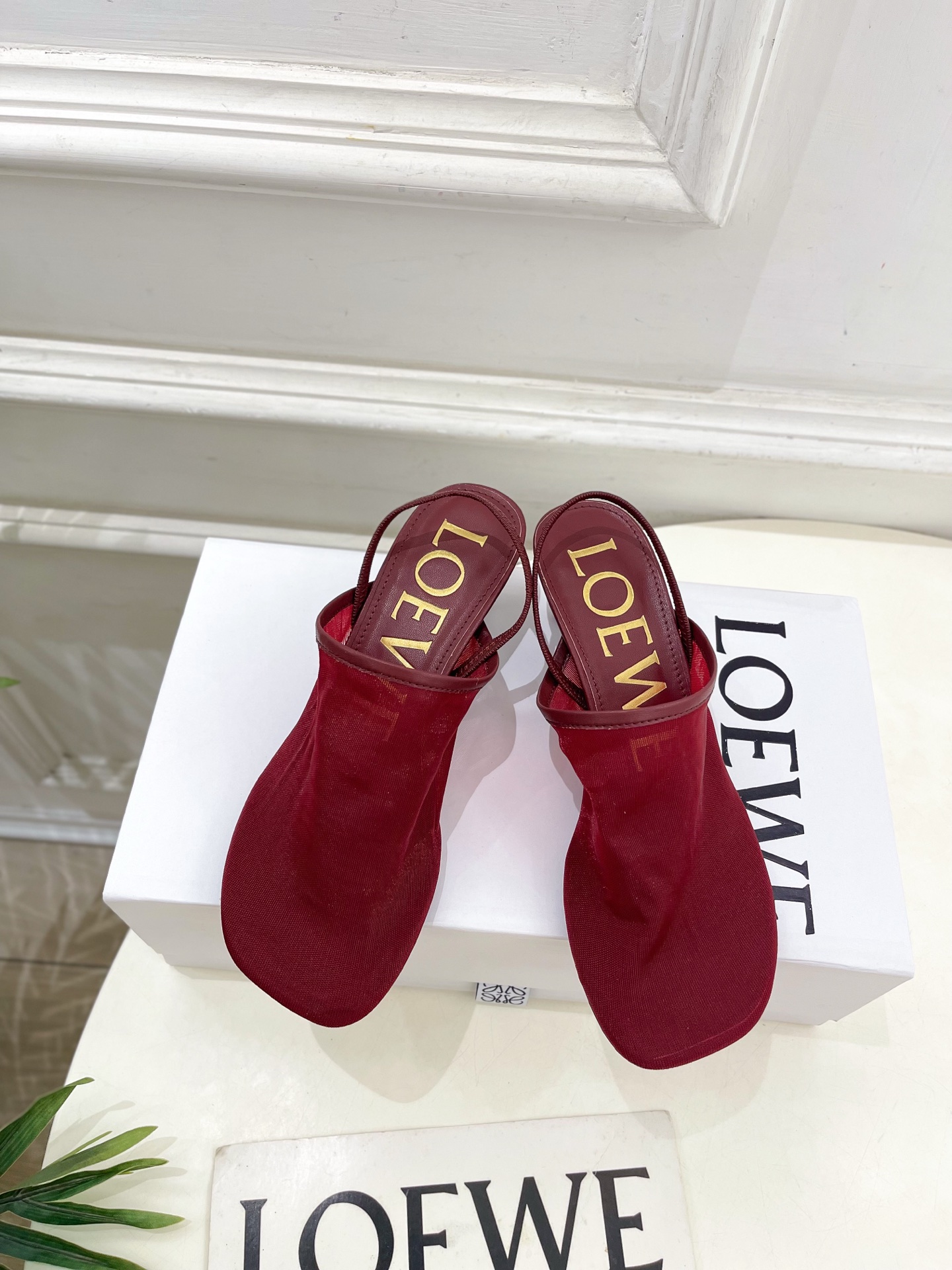 LOEWE 罗意威 2025春夏新品  冰丝网小猫跟半拖鞋
—————————
LOEWE作为这两年最受