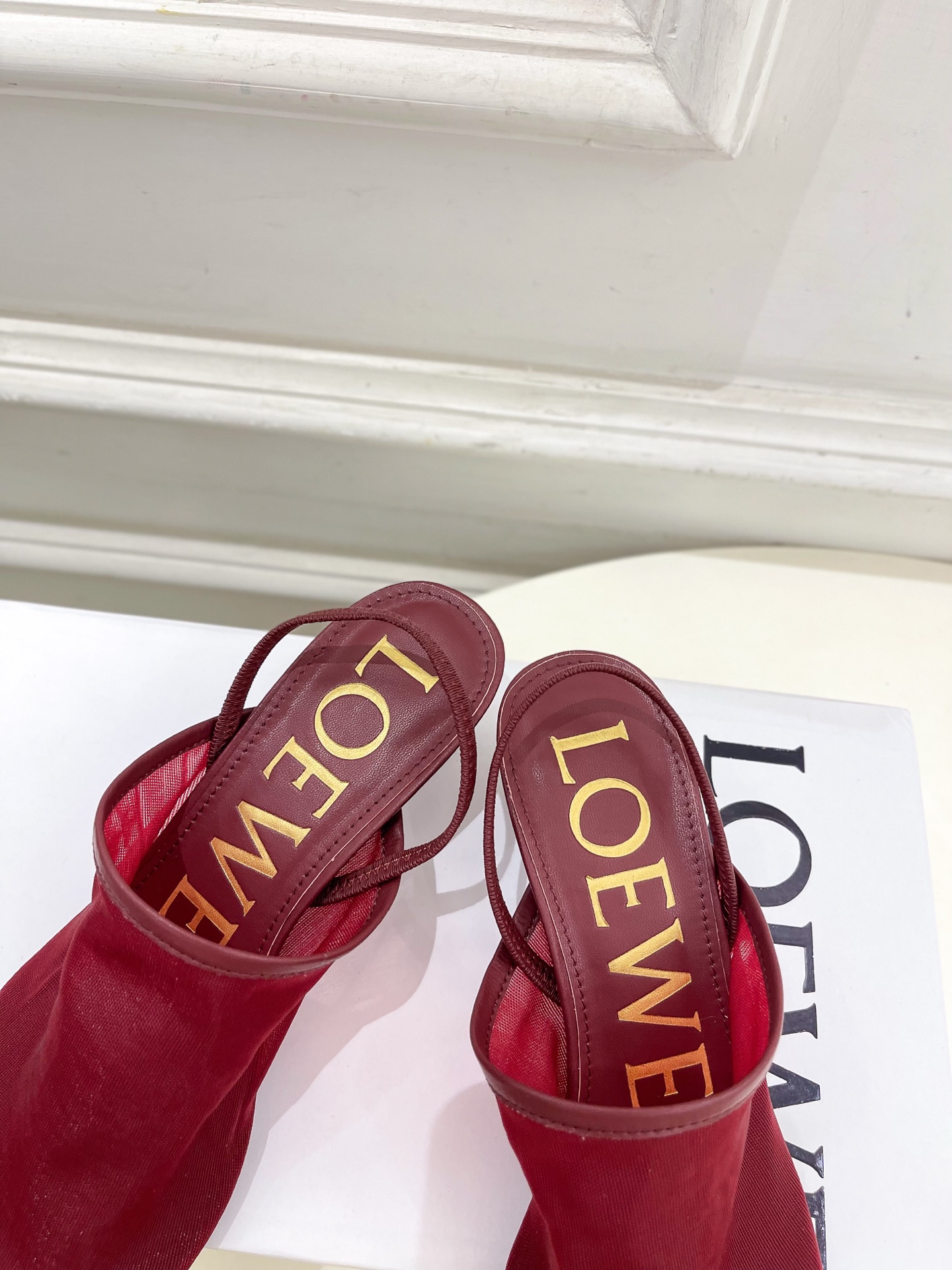 LOEWE 罗意威 2025春夏新品  冰丝网小猫跟半拖鞋
—————————
LOEWE作为这两年最受