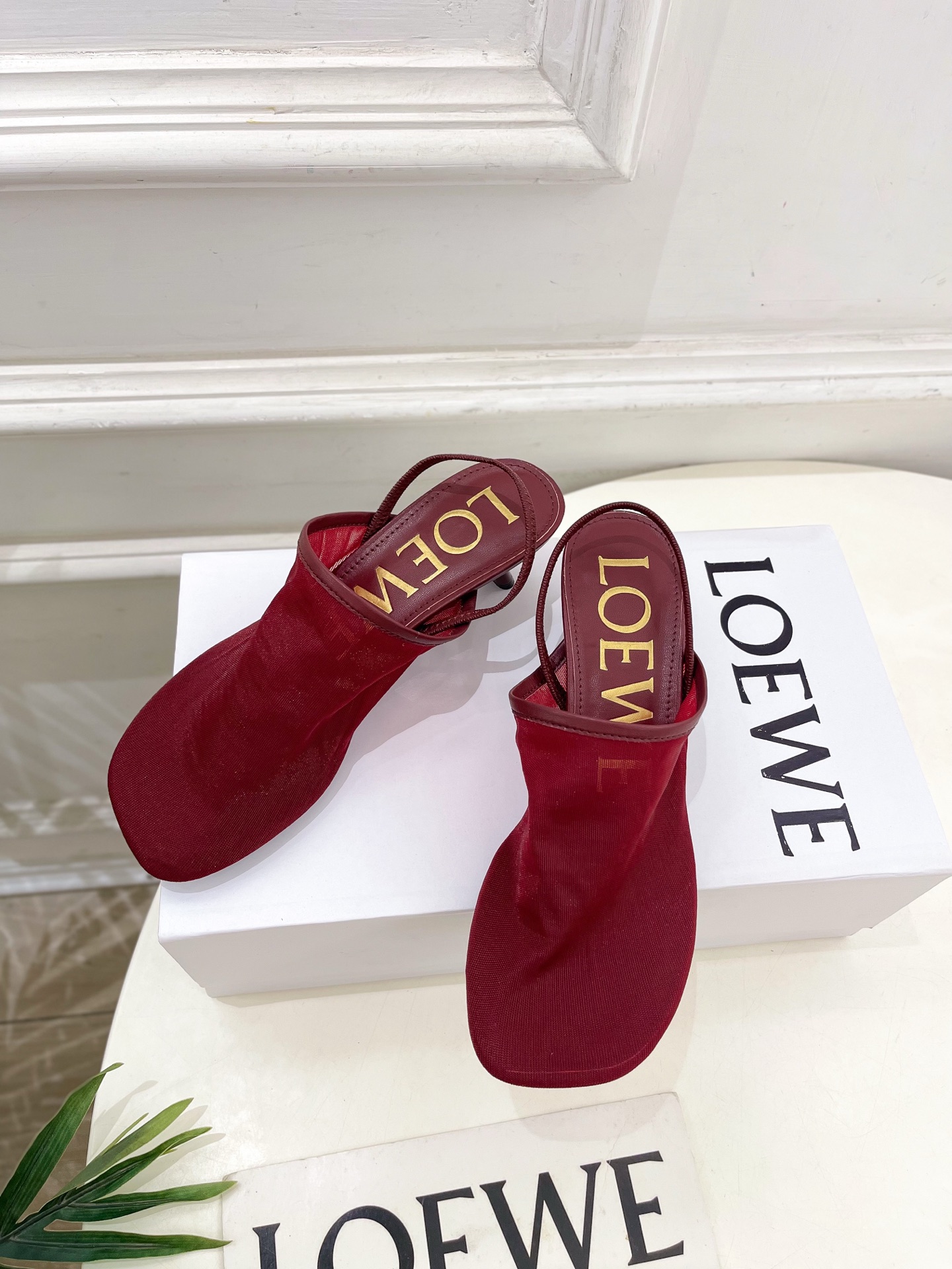 LOEWE 罗意威 2025春夏新品  冰丝网小猫跟半拖鞋
—————————
LOEWE作为这两年最受