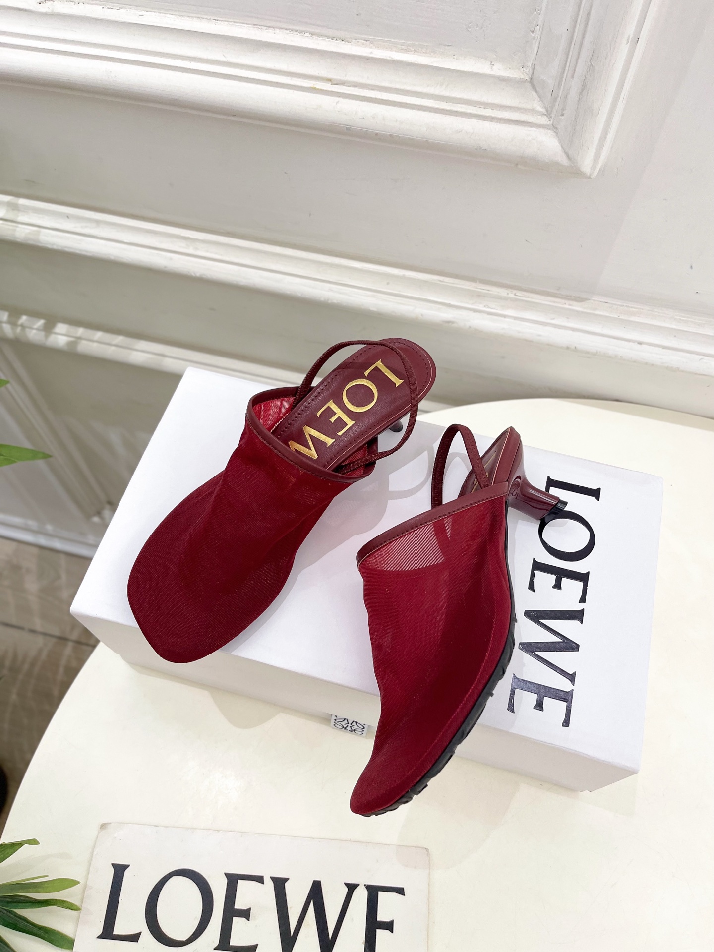 LOEWE 罗意威 2025春夏新品  冰丝网小猫跟半拖鞋
—————————
LOEWE作为这两年最受