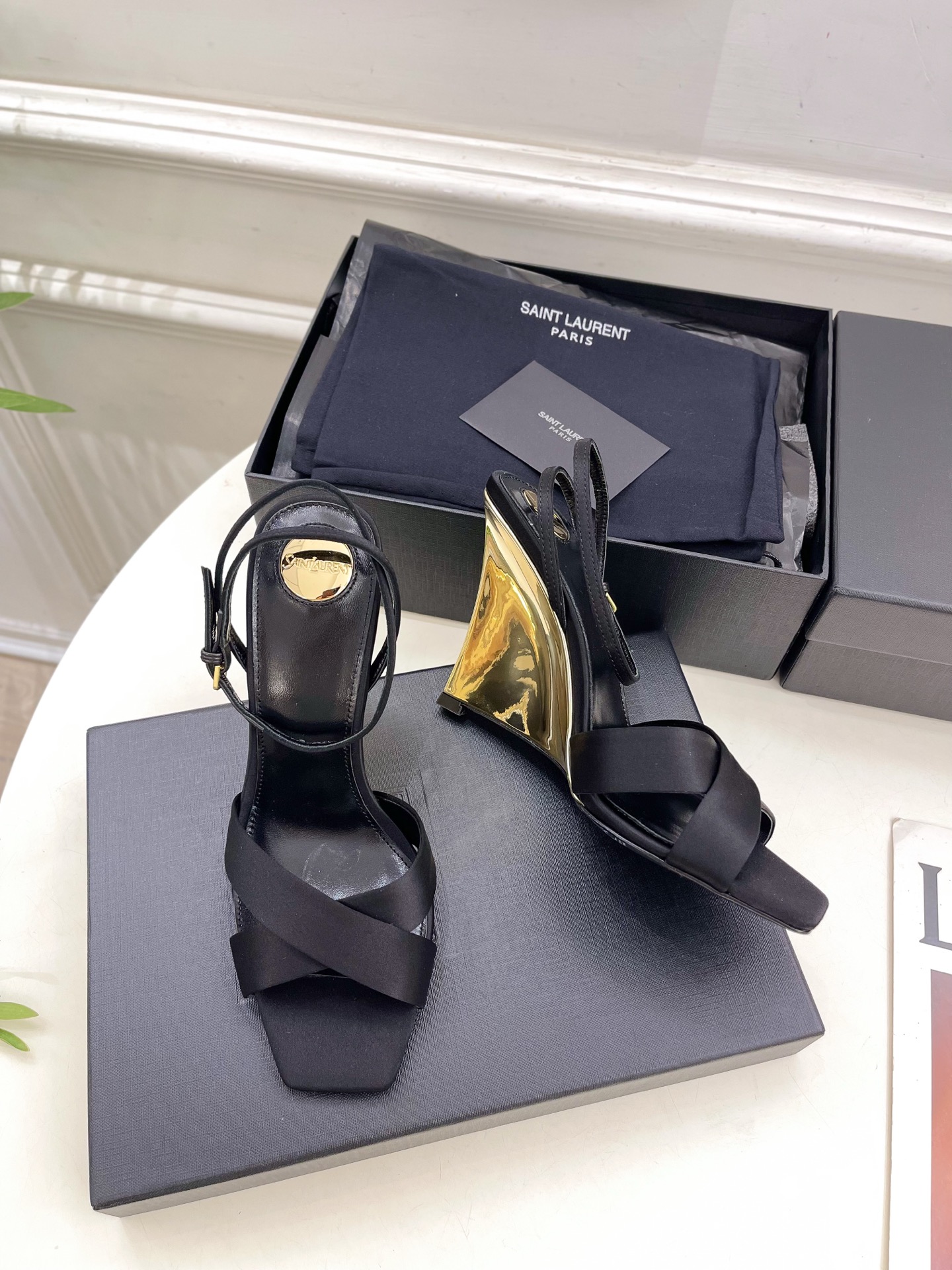 SAIN*LAURENT  圣罗兰 2025春夏新品 LUCIENNE交叉方头坡跟凉鞋上新☑️
————