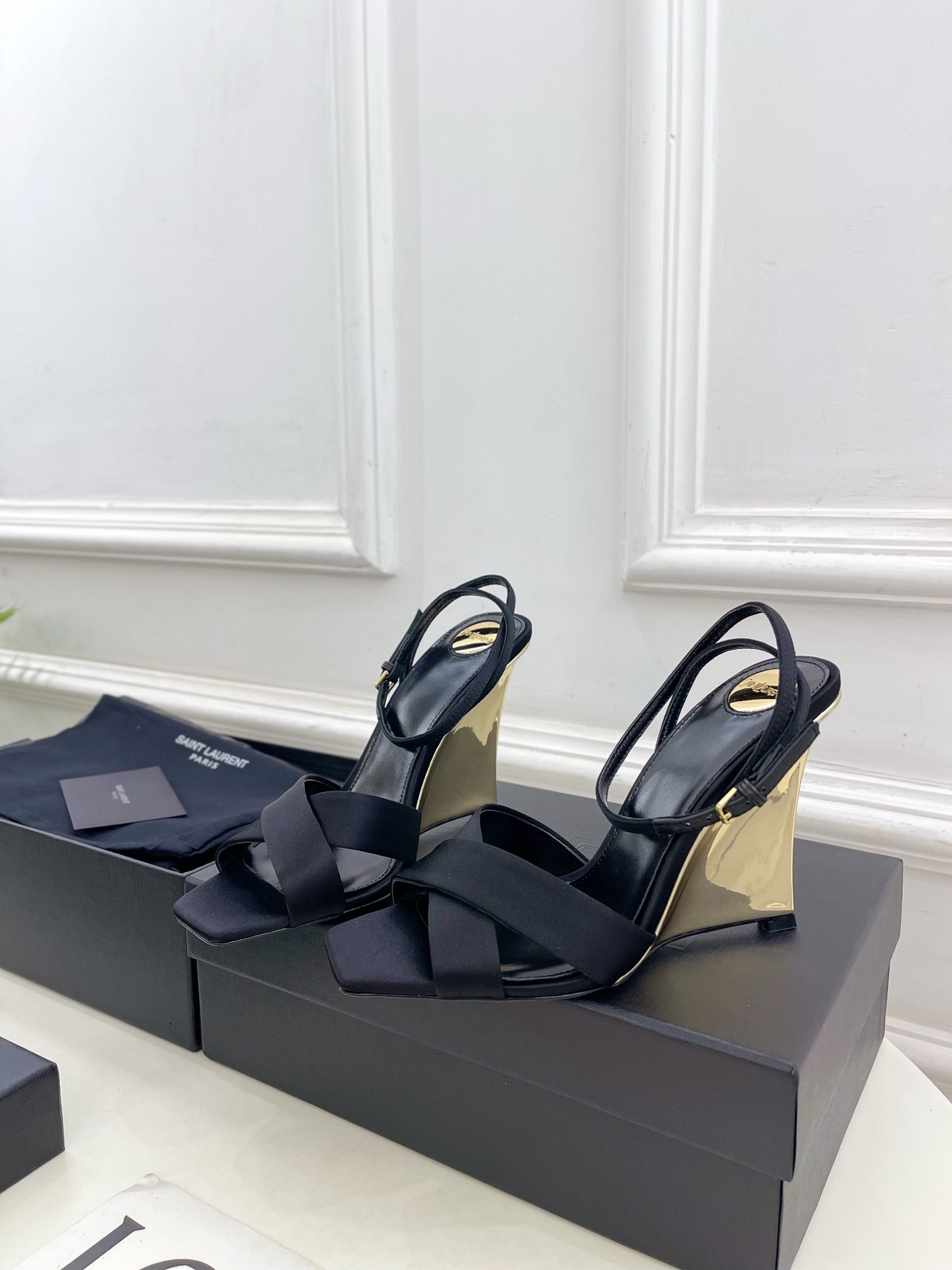 SAIN*LAURENT  圣罗兰 2025春夏新品 LUCIENNE交叉方头坡跟凉鞋上新☑️
————