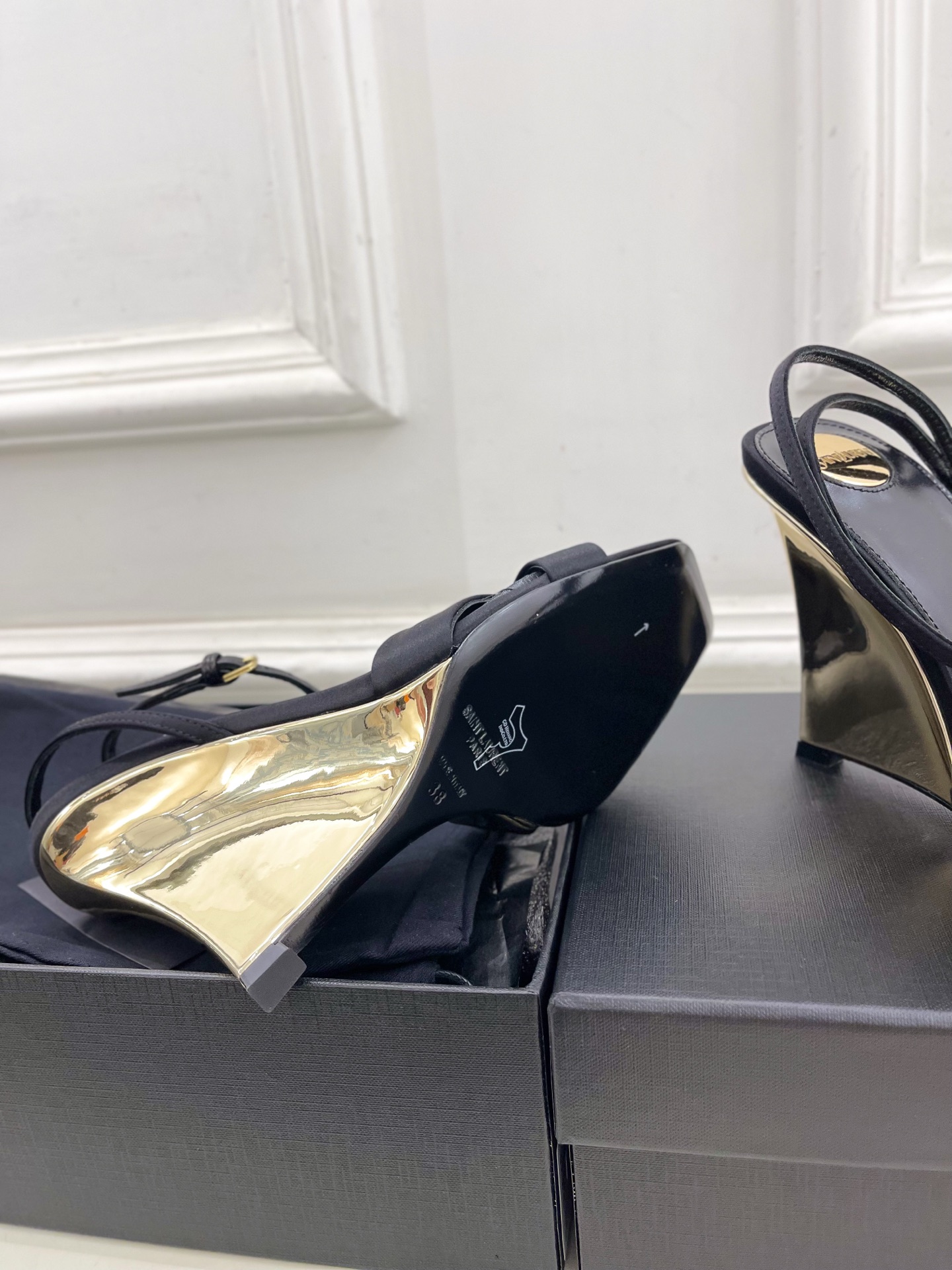 SAIN*LAURENT  圣罗兰 2025春夏新品 LUCIENNE交叉方头坡跟凉鞋上新☑️
————