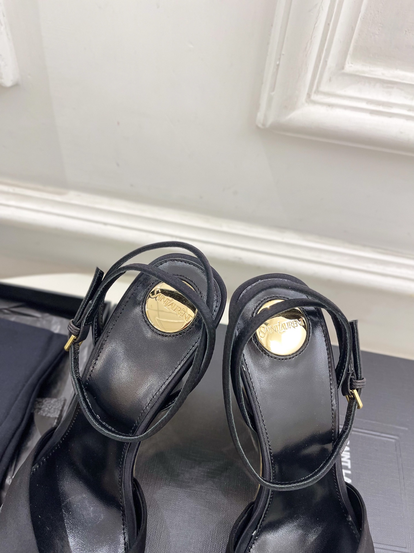 SAIN*LAURENT  圣罗兰 2025春夏新品 LUCIENNE交叉方头坡跟凉鞋上新☑️
————