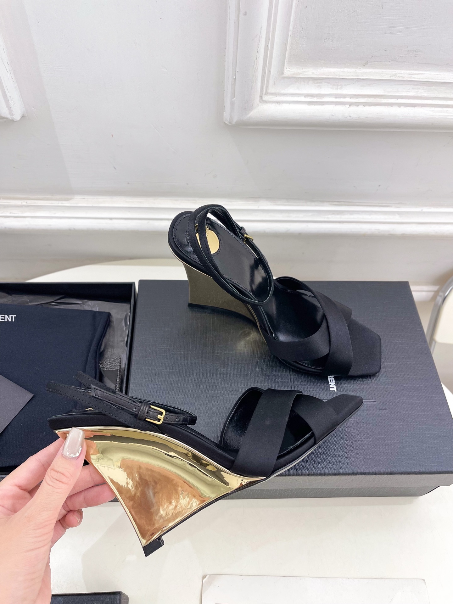 SAIN*LAURENT  圣罗兰 2025春夏新品 LUCIENNE交叉方头坡跟凉鞋上新☑️
————