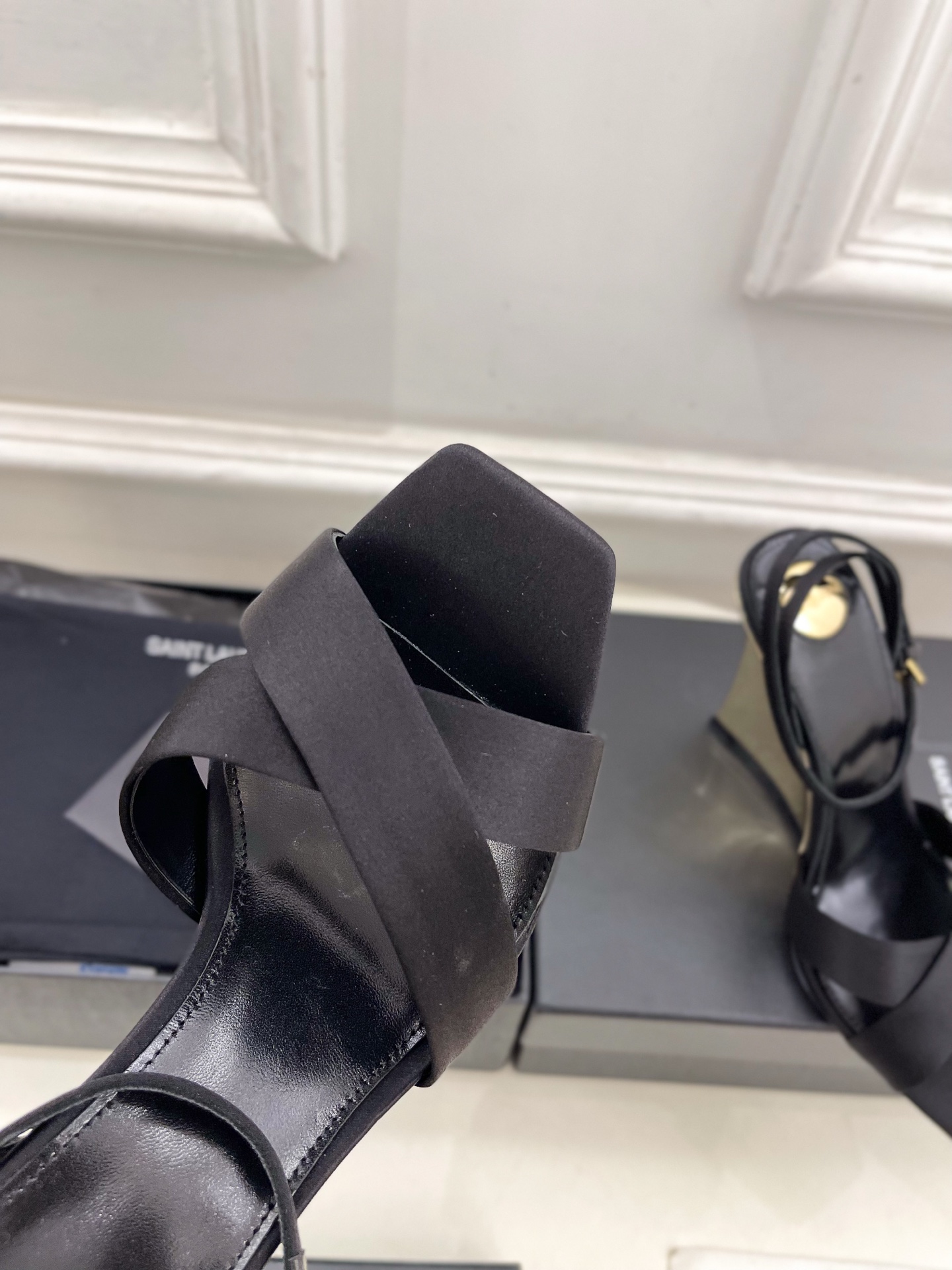 SAIN*LAURENT  圣罗兰 2025春夏新品 LUCIENNE交叉方头坡跟凉鞋上新☑️
————