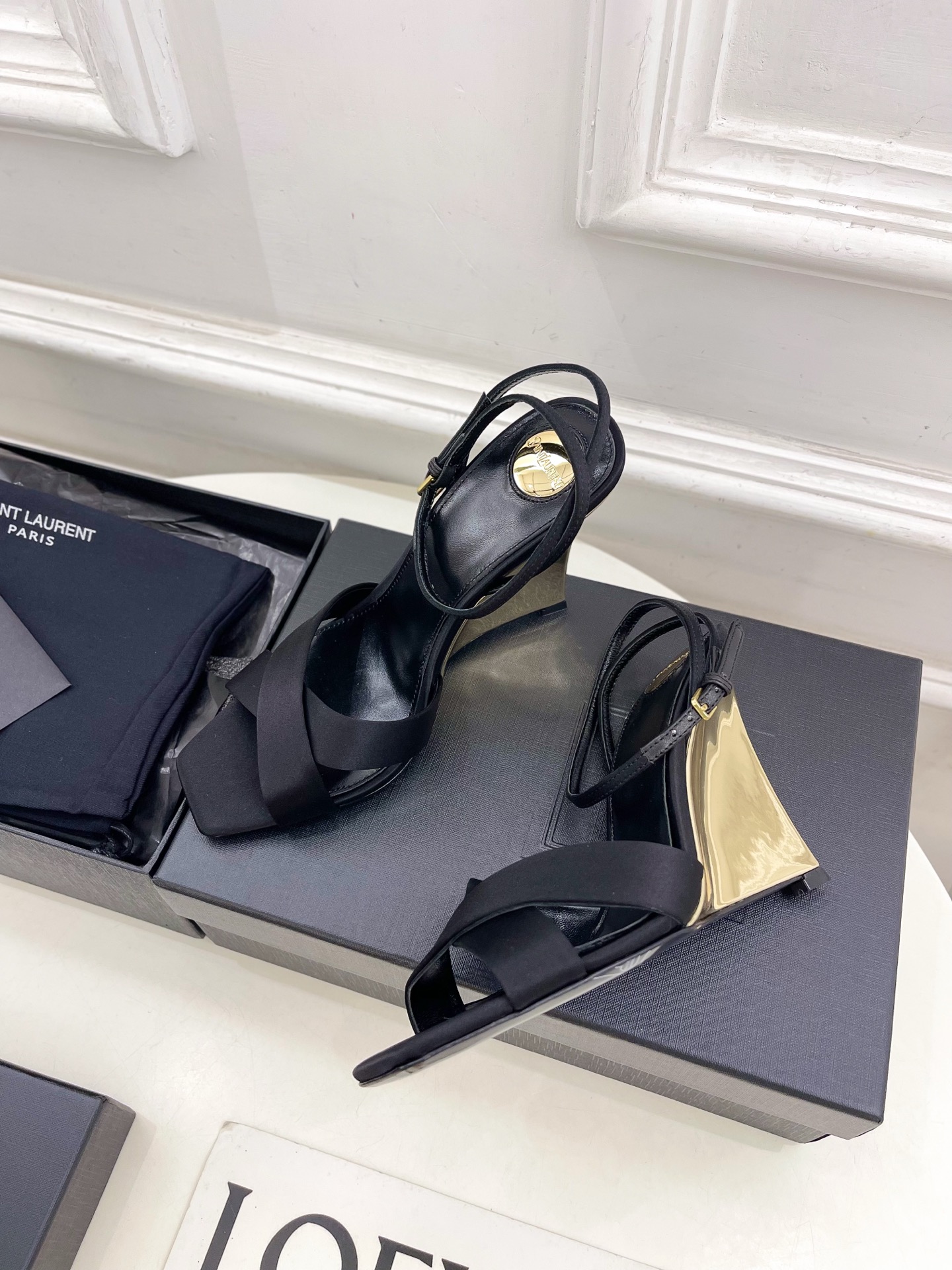 SAIN*LAURENT  圣罗兰 2025春夏新品 LUCIENNE交叉方头坡跟凉鞋上新☑️
————