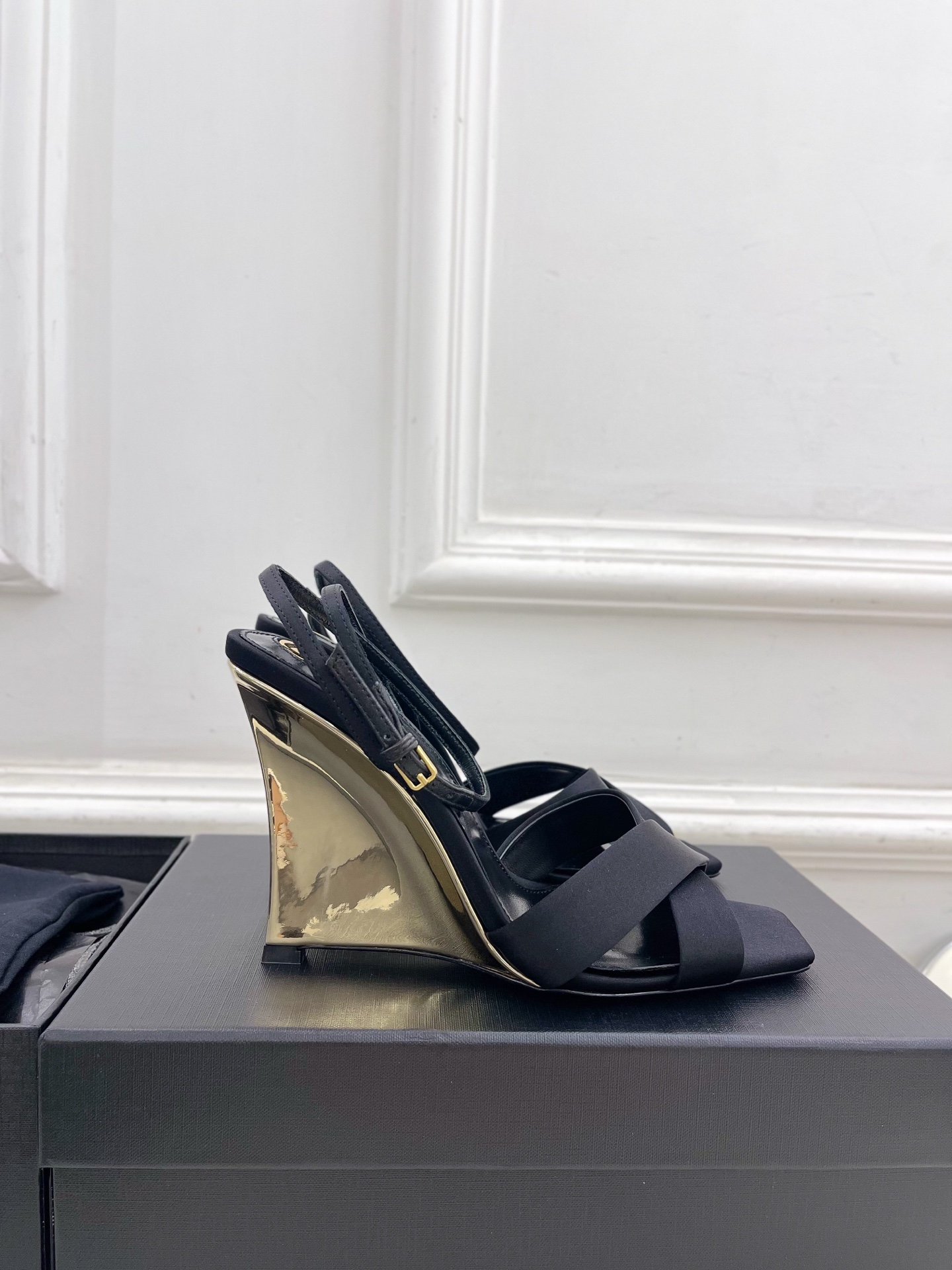 SAIN*LAURENT  圣罗兰 2025春夏新品 LUCIENNE交叉方头坡跟凉鞋上新☑️
————
