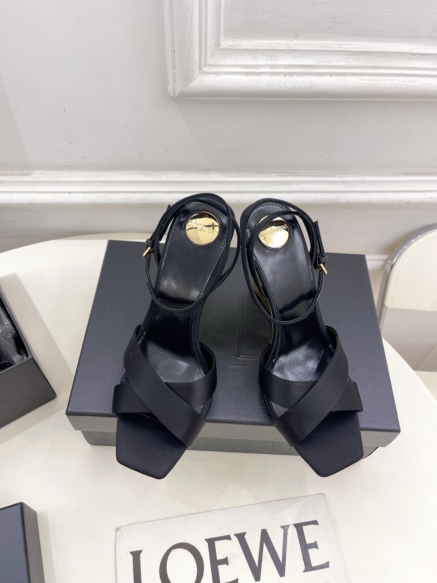 SAIN*LAURENT  圣罗兰 2025春夏新品 LUCIENNE交叉方头坡跟凉鞋上新☑️
————