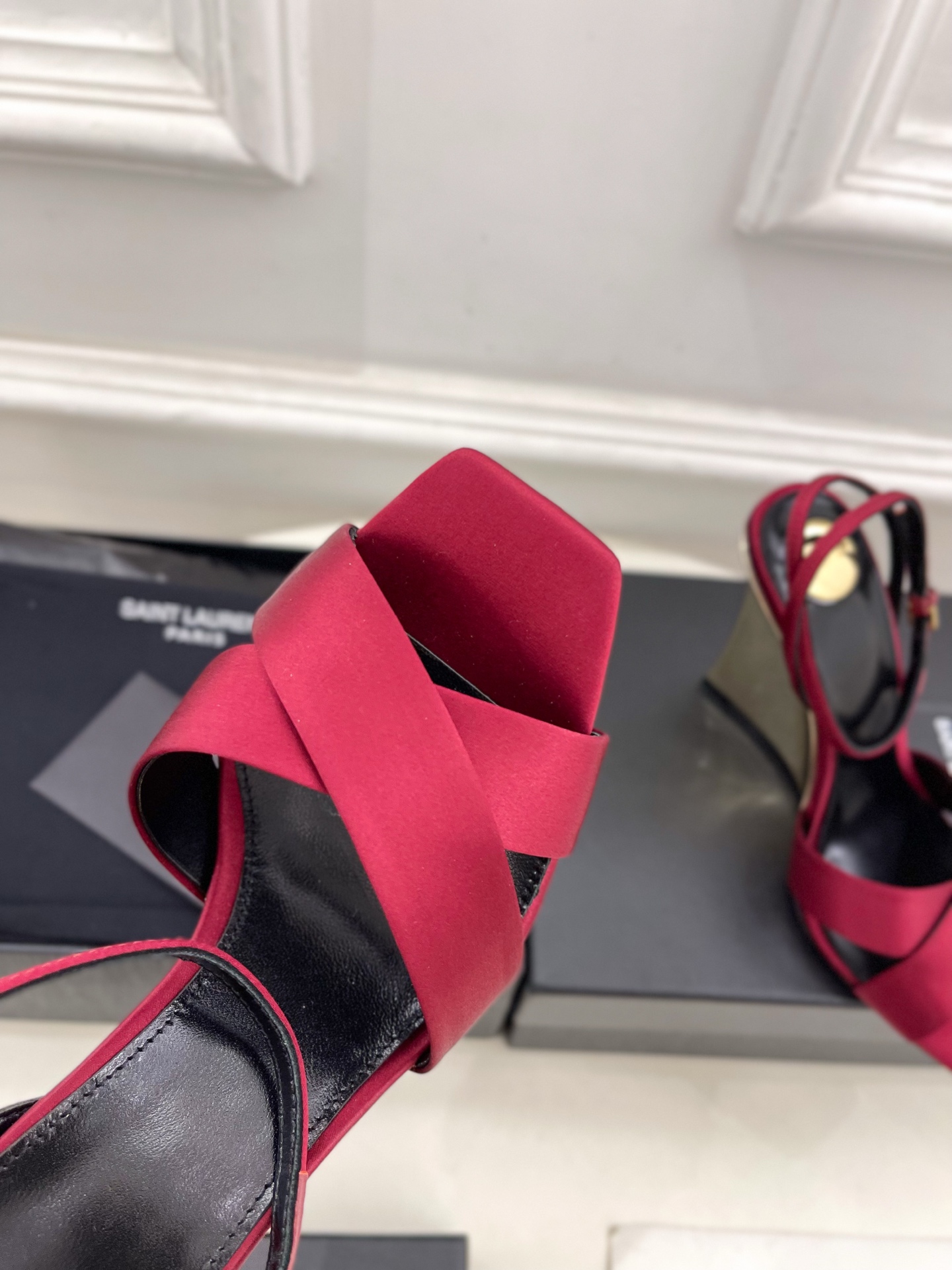 SAIN*LAURENT  圣罗兰 2025春夏新品 LUCIENNE交叉方头坡跟凉鞋上新☑️
————