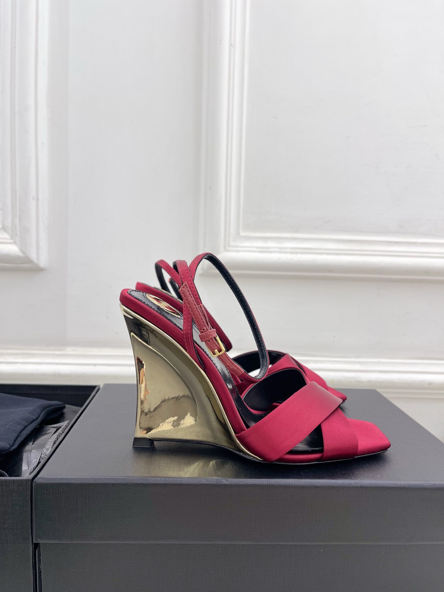 SAIN*LAURENT  圣罗兰 2025春夏新品 LUCIENNE交叉方头坡跟凉鞋上新☑️
————