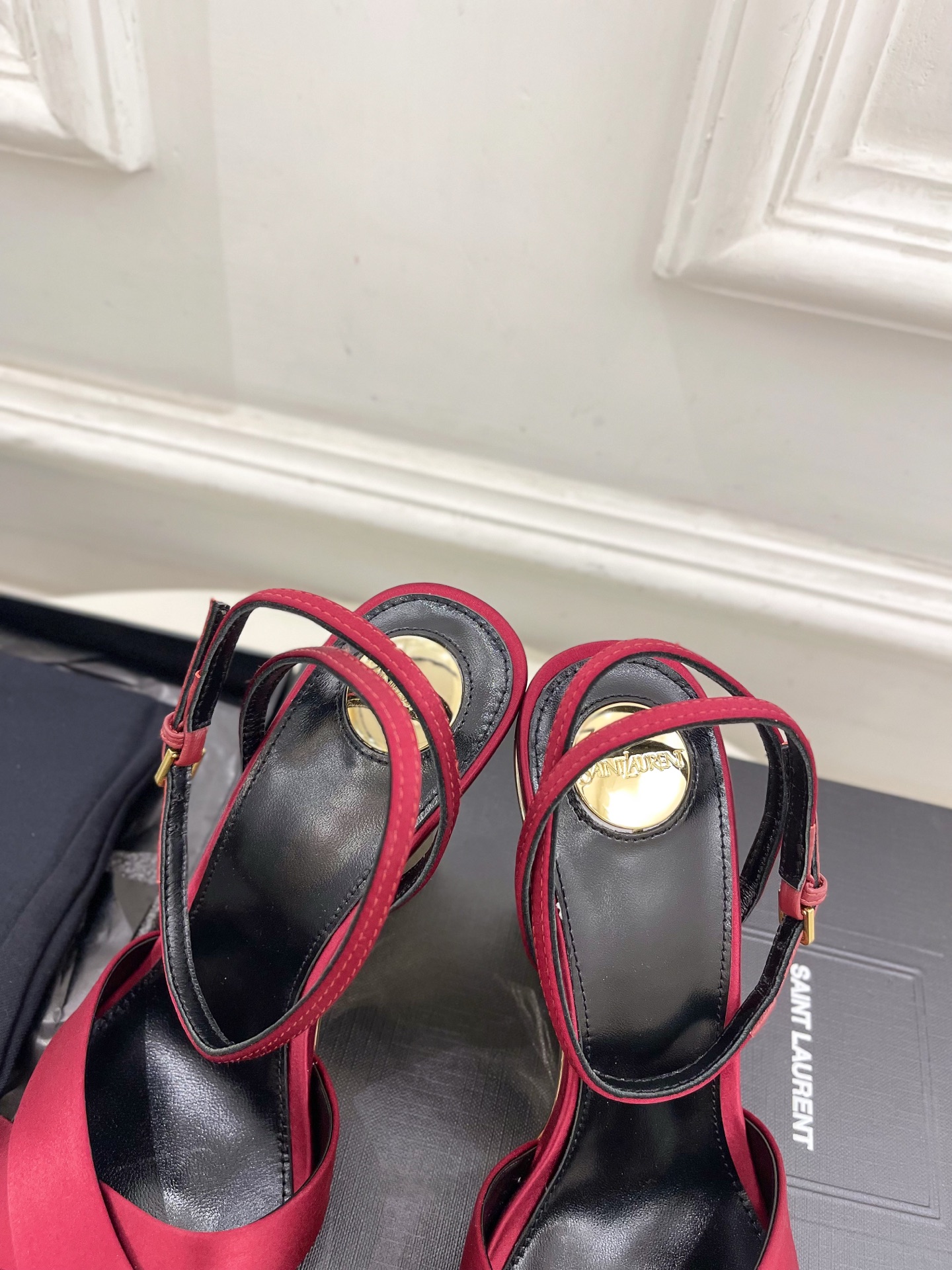 SAIN*LAURENT  圣罗兰 2025春夏新品 LUCIENNE交叉方头坡跟凉鞋上新☑️
————