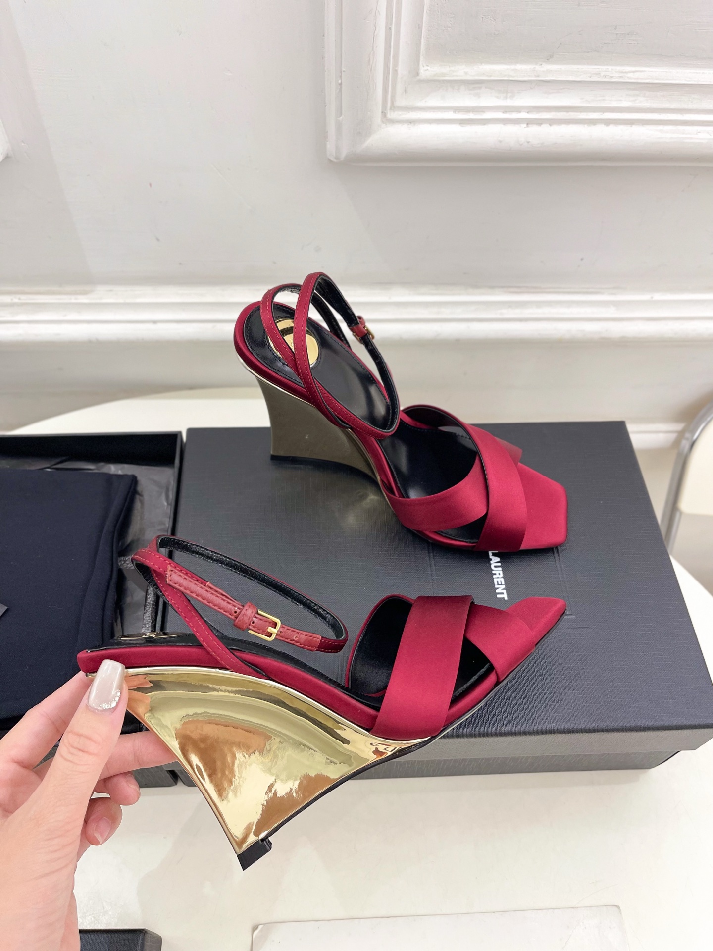 SAIN*LAURENT  圣罗兰 2025春夏新品 LUCIENNE交叉方头坡跟凉鞋上新☑️
————