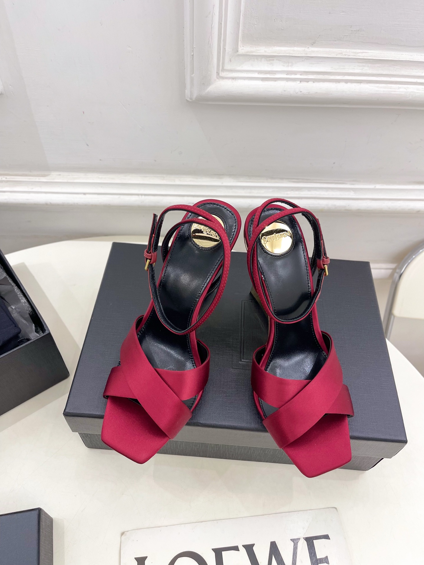 SAIN*LAURENT  圣罗兰 2025春夏新品 LUCIENNE交叉方头坡跟凉鞋上新☑️
————