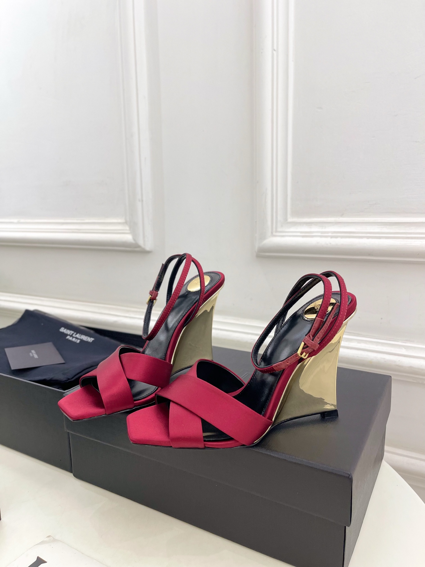 SAIN*LAURENT  圣罗兰 2025春夏新品 LUCIENNE交叉方头坡跟凉鞋上新☑️
————