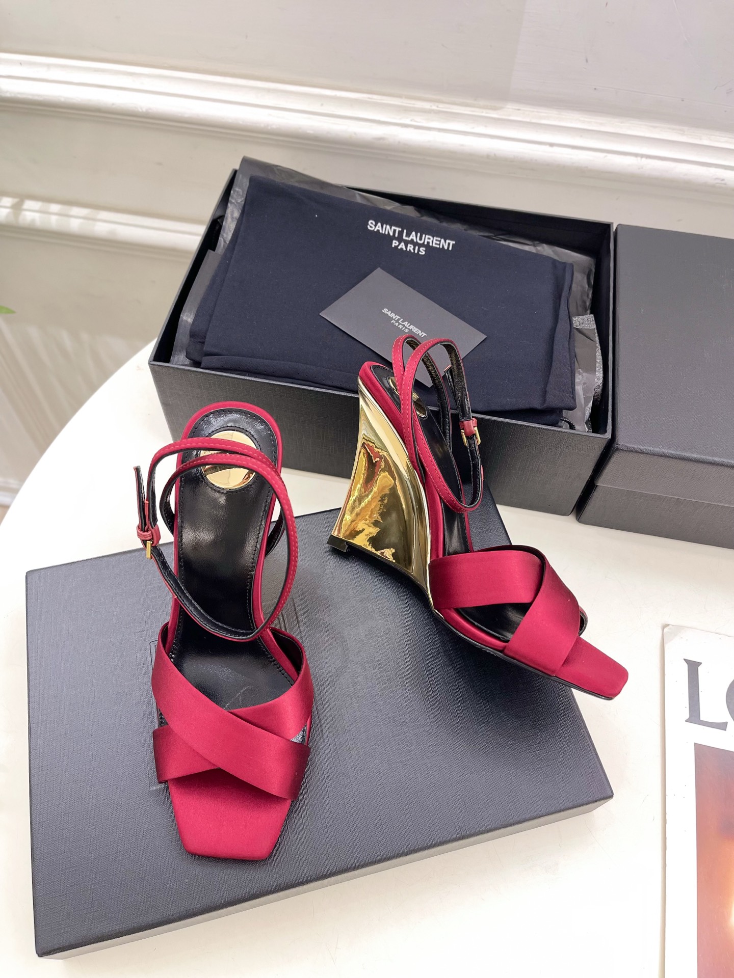 SAIN*LAURENT  圣罗兰 2025春夏新品 LUCIENNE交叉方头坡跟凉鞋上新☑️
————