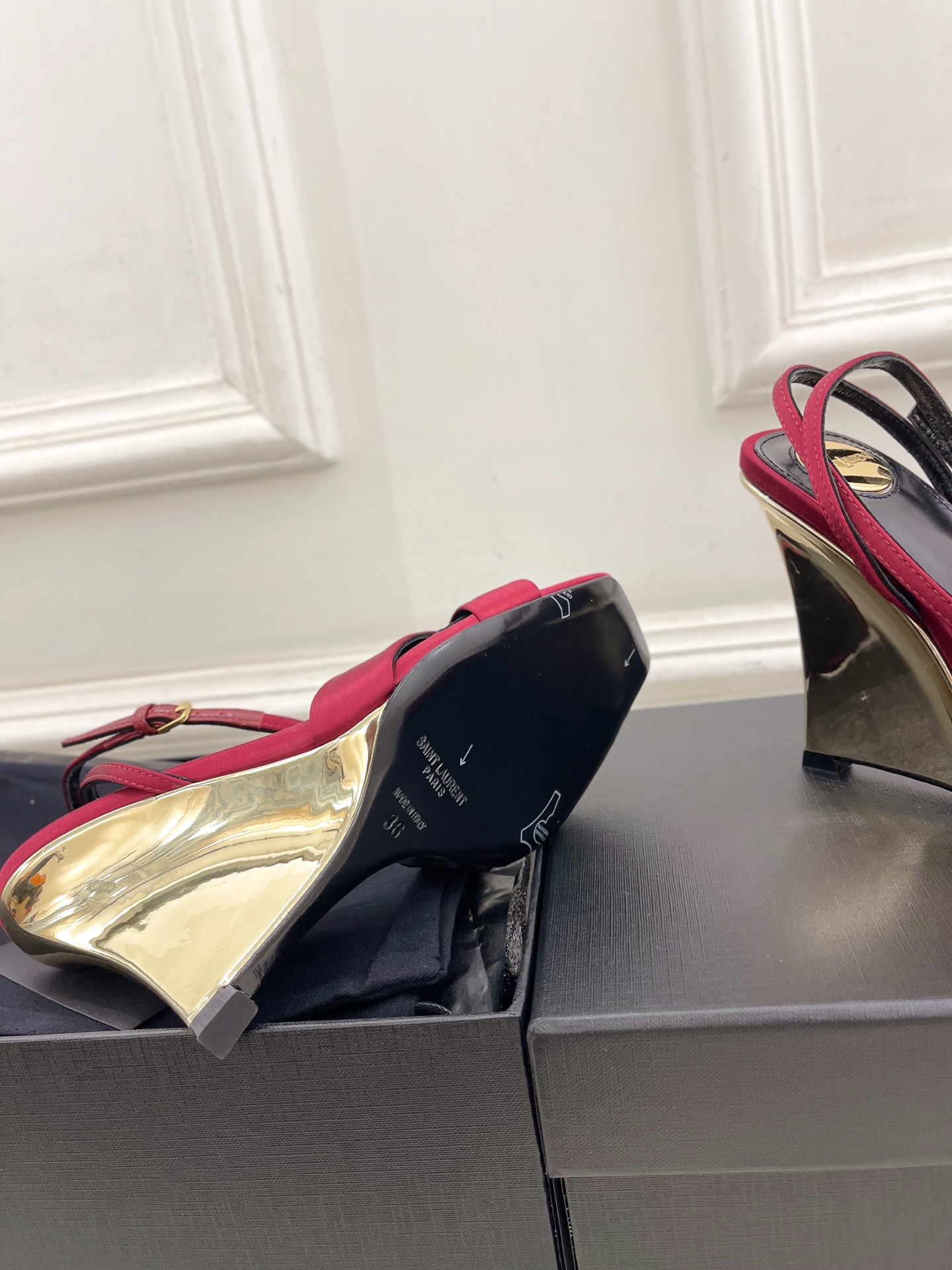 SAIN*LAURENT  圣罗兰 2025春夏新品 LUCIENNE交叉方头坡跟凉鞋上新☑️
————