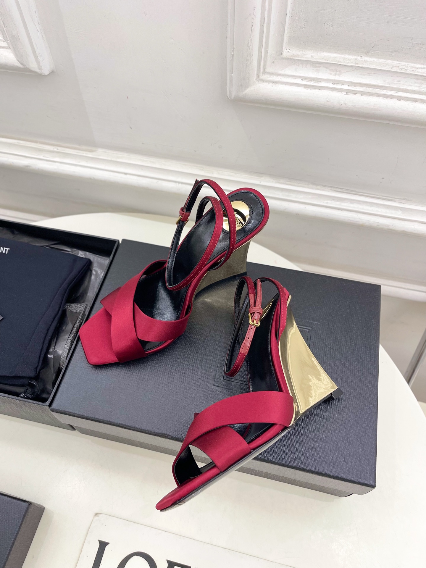 SAIN*LAURENT  圣罗兰 2025春夏新品 LUCIENNE交叉方头坡跟凉鞋上新☑️
————