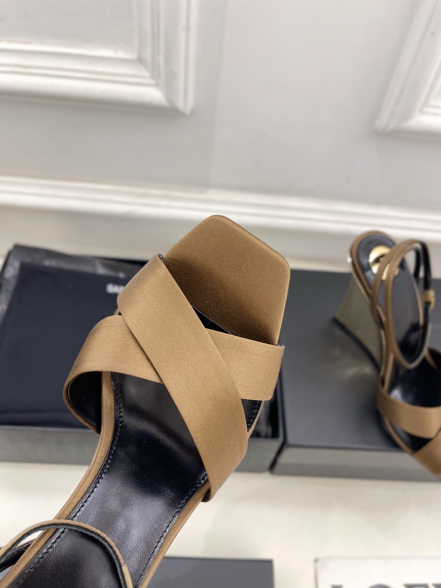 SAIN*LAURENT  圣罗兰 2025春夏新品 LUCIENNE交叉方头坡跟凉鞋上新☑️
————