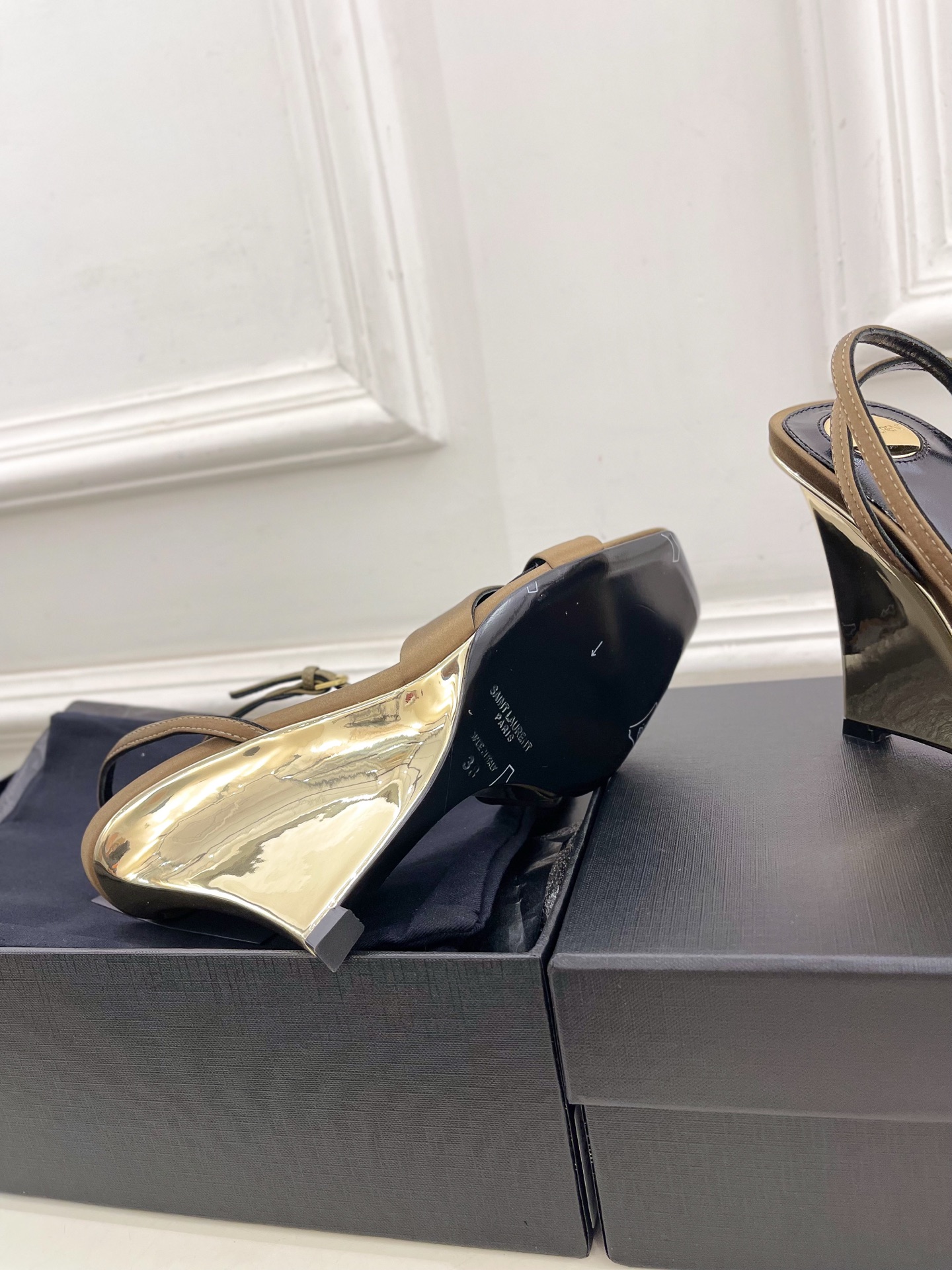 SAIN*LAURENT  圣罗兰 2025春夏新品 LUCIENNE交叉方头坡跟凉鞋上新☑️
————