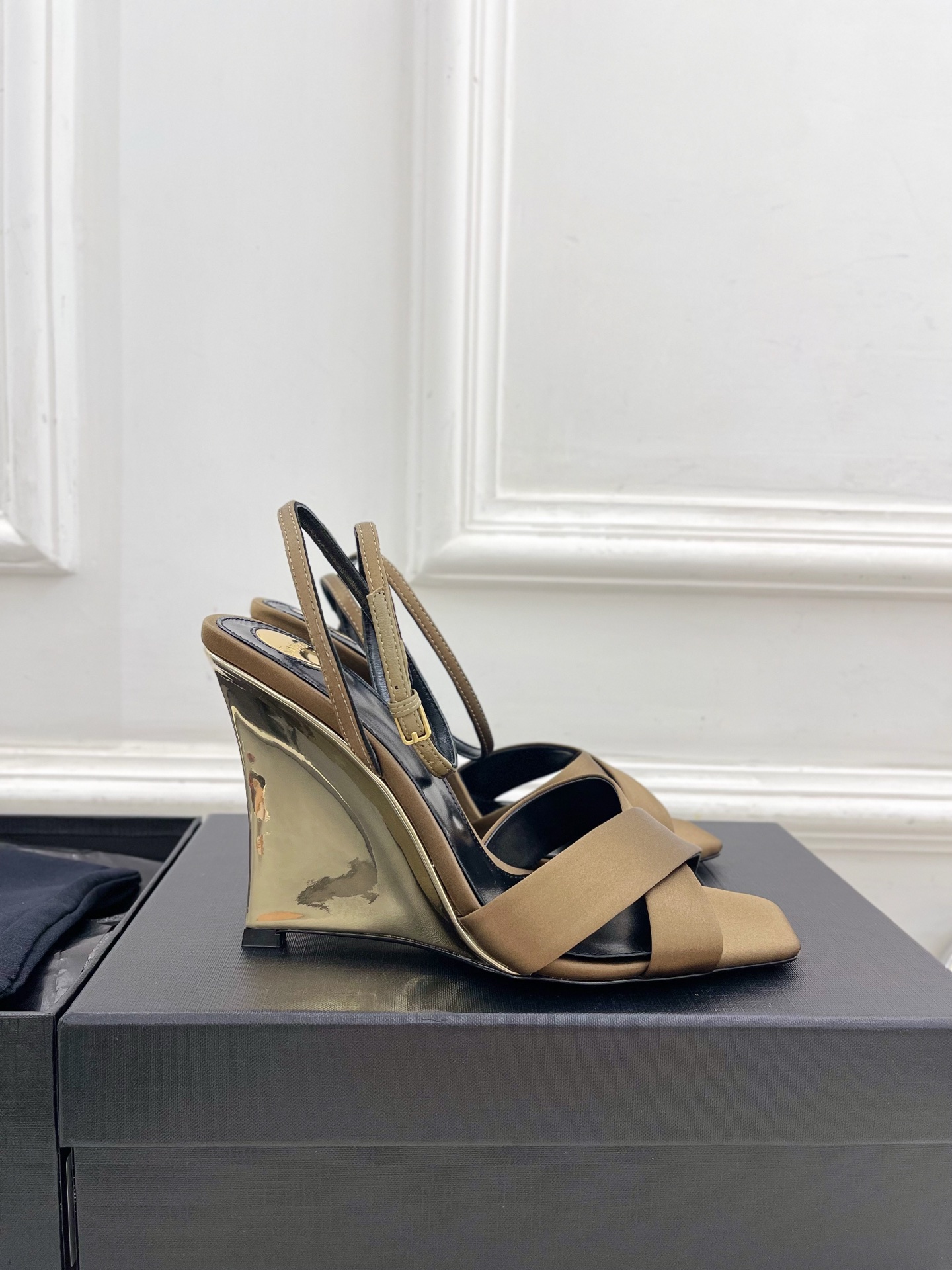 SAIN*LAURENT  圣罗兰 2025春夏新品 LUCIENNE交叉方头坡跟凉鞋上新☑️
————