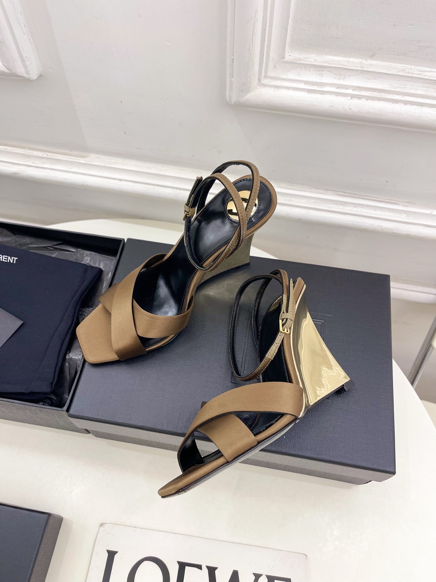 SAIN*LAURENT  圣罗兰 2025春夏新品 LUCIENNE交叉方头坡跟凉鞋上新☑️
————
