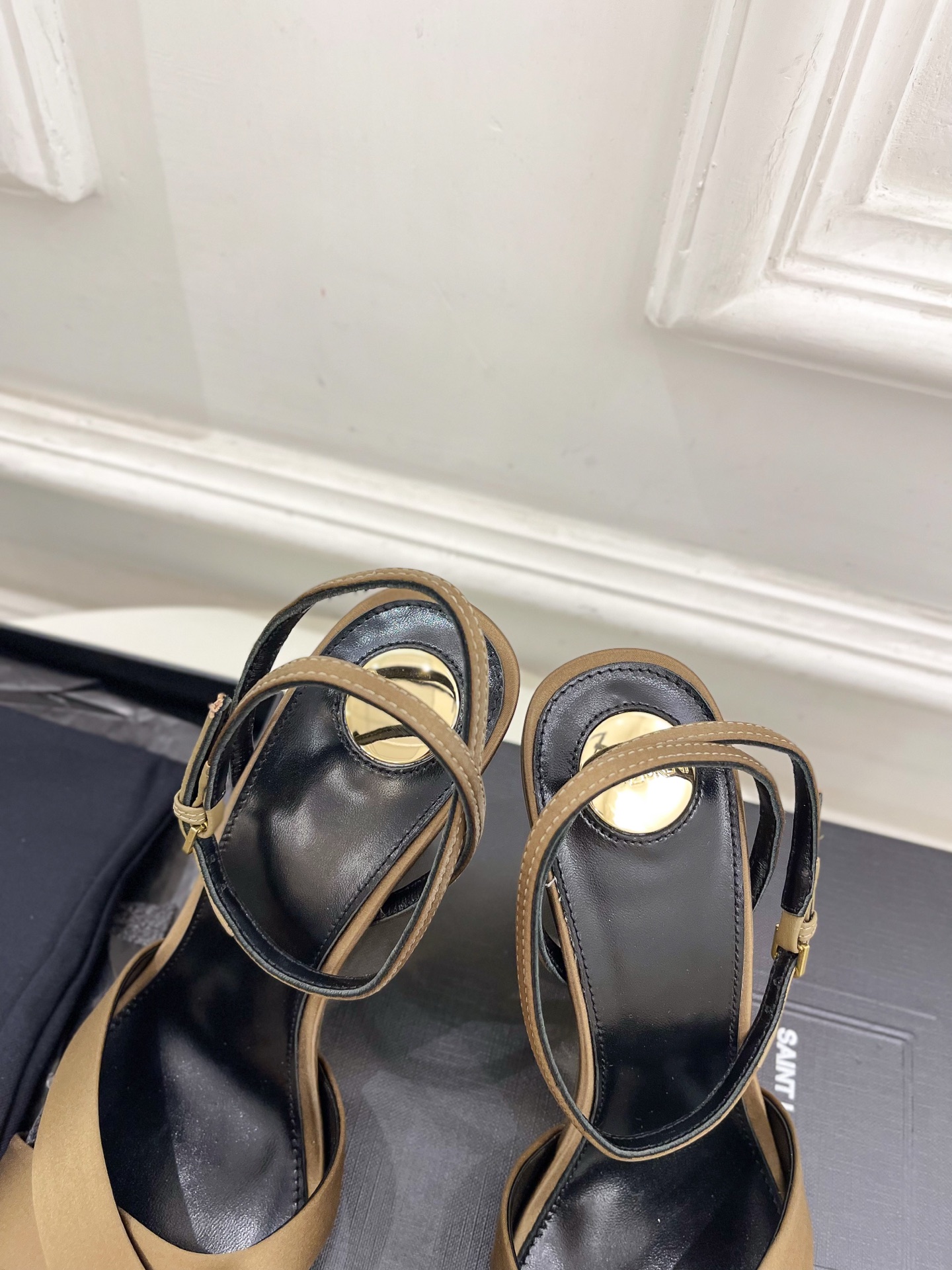 SAIN*LAURENT  圣罗兰 2025春夏新品 LUCIENNE交叉方头坡跟凉鞋上新☑️
————